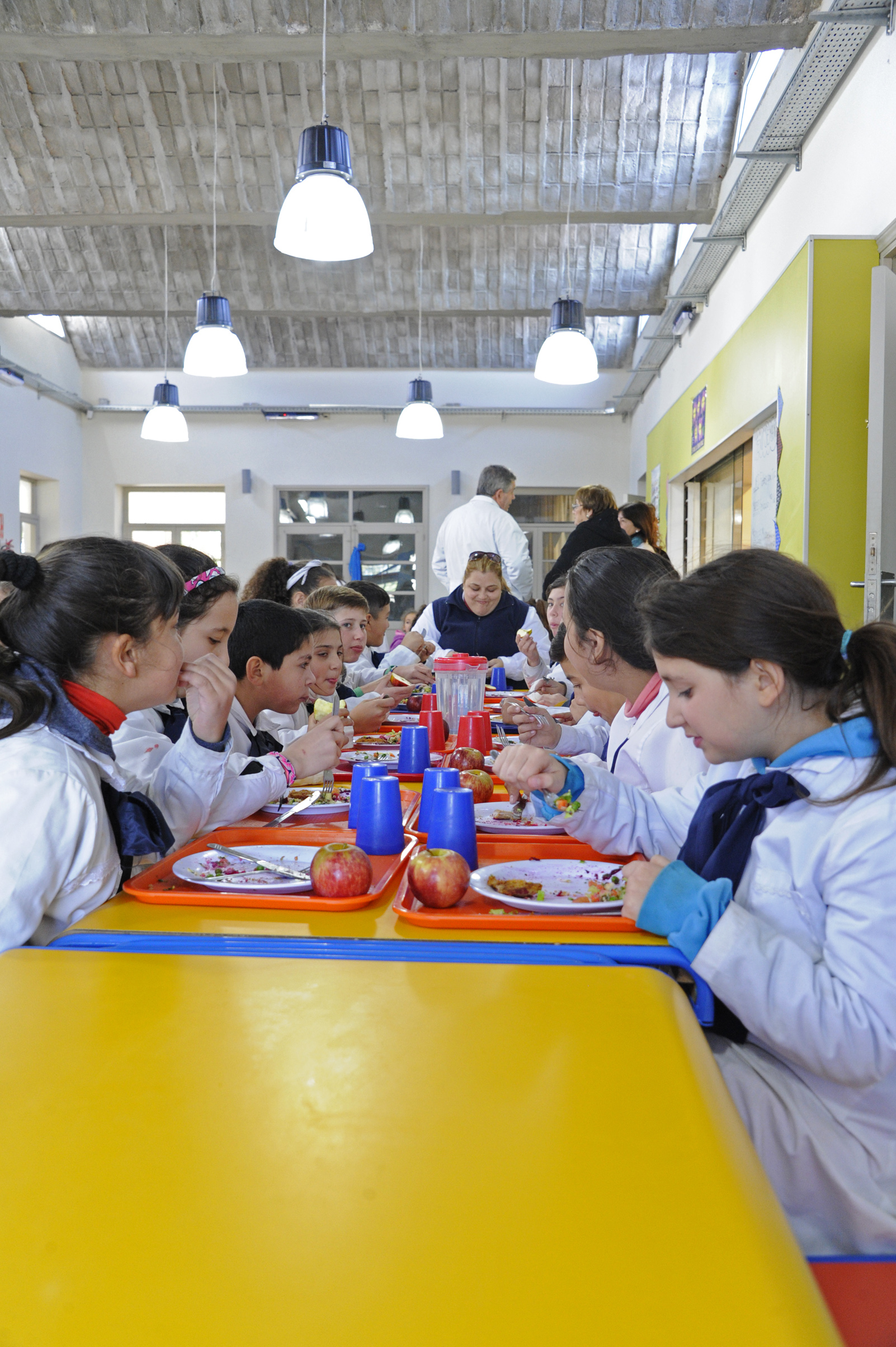 Escolares de la escuela N° 154 de tiempo completo, ubicada en Peñarol Viejo, durante el almuerzo