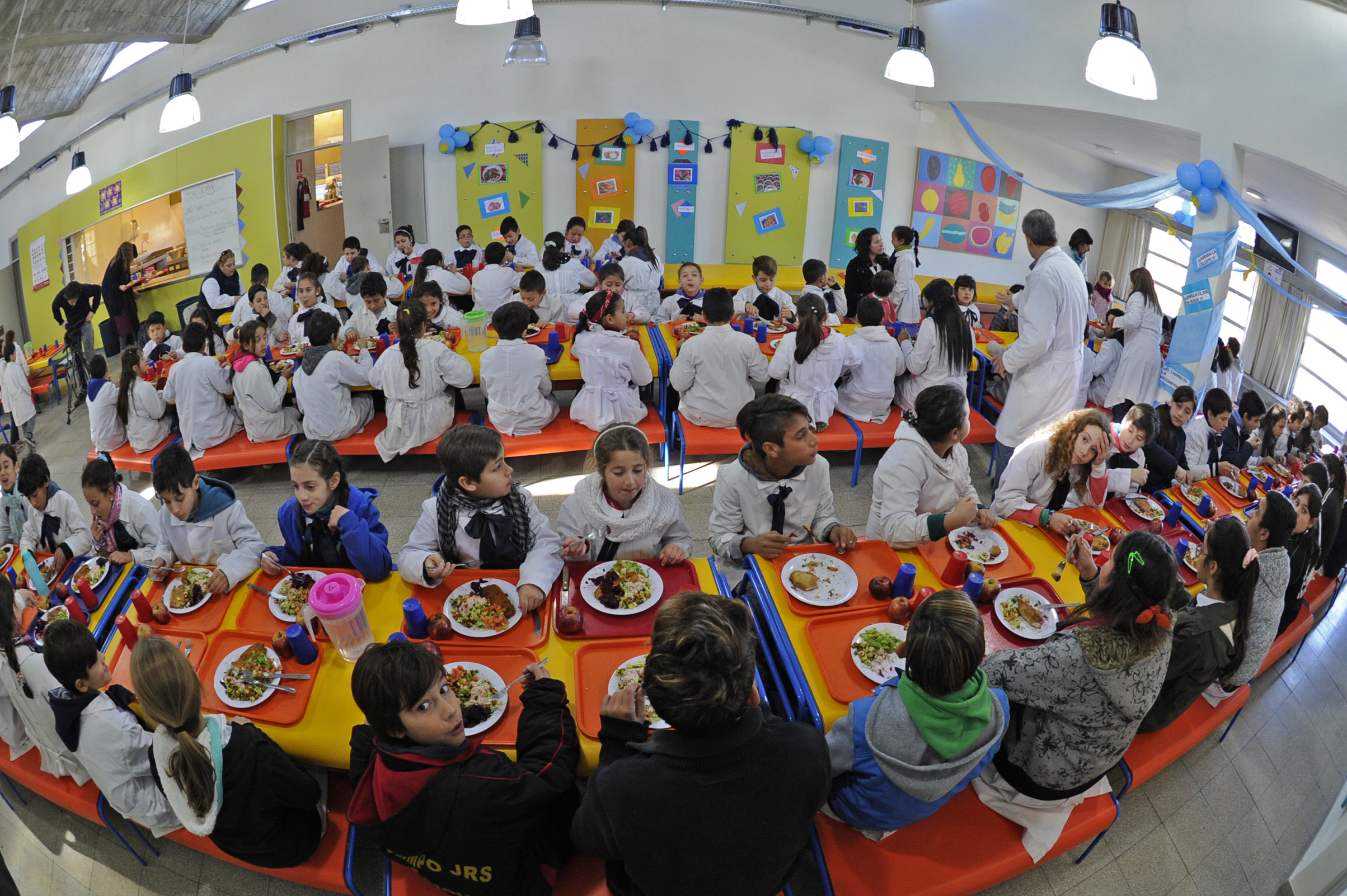 Escolares de la escuela N° 154 de tiempo completo, ubicada en Peñarol Viejo, durante el almuerzo