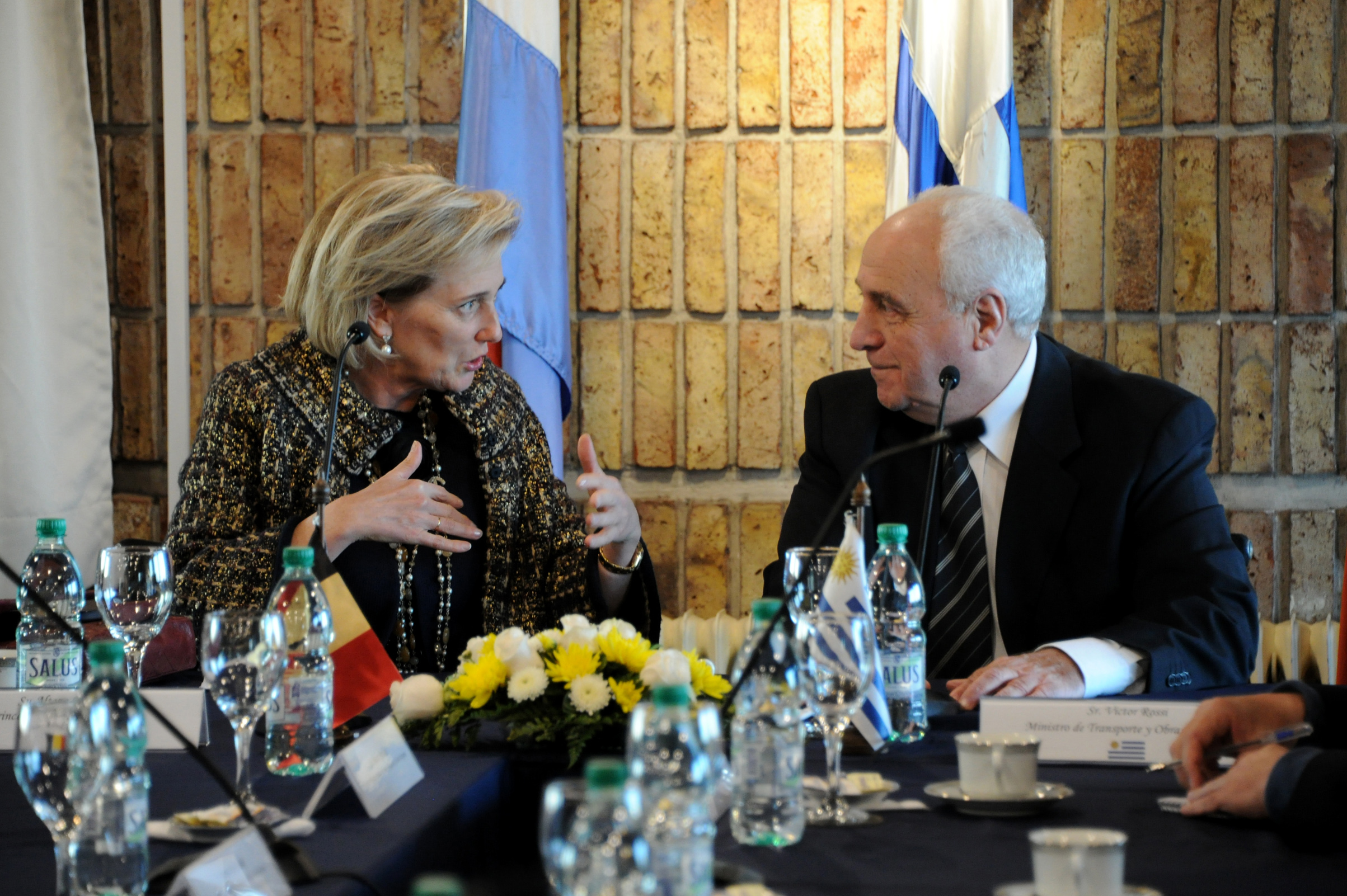 Ministro Víctor Rossi dialoga con la princesa Astrid de Bélgica