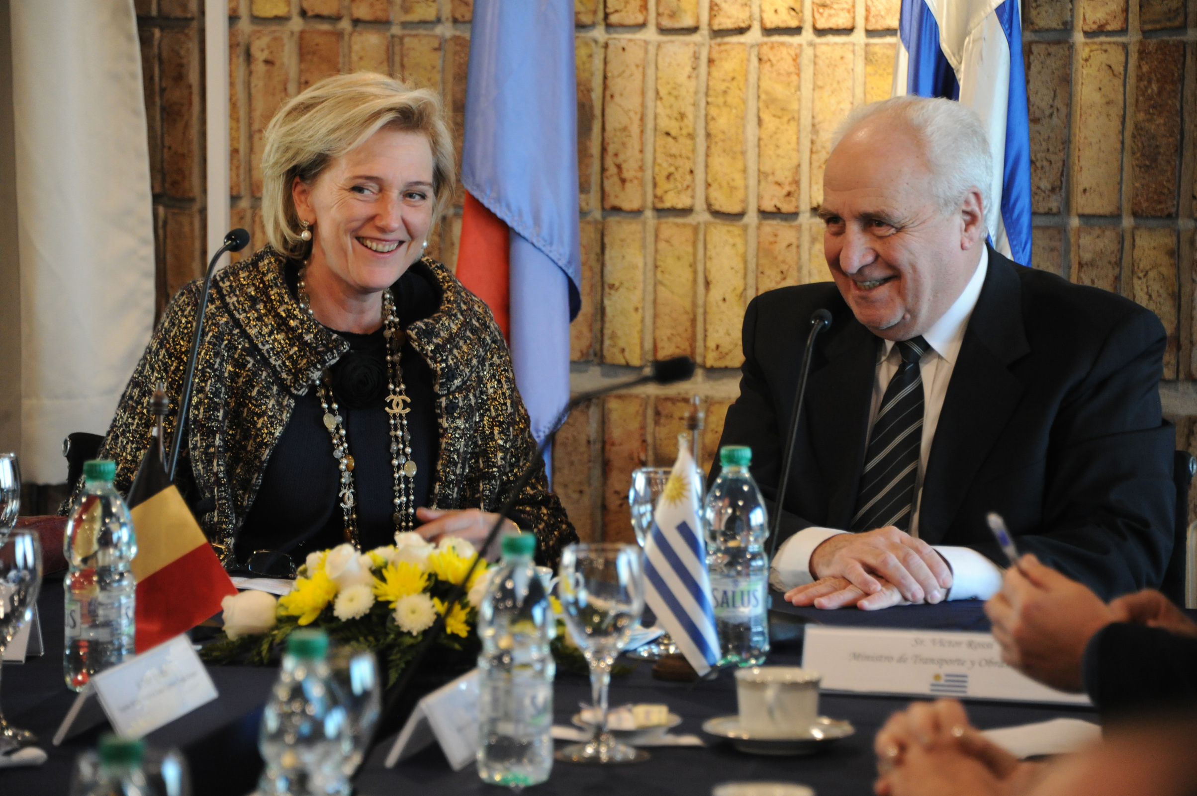 Ministro Víctor Rossi dialoga con la princesa Astrid de Bélgica
