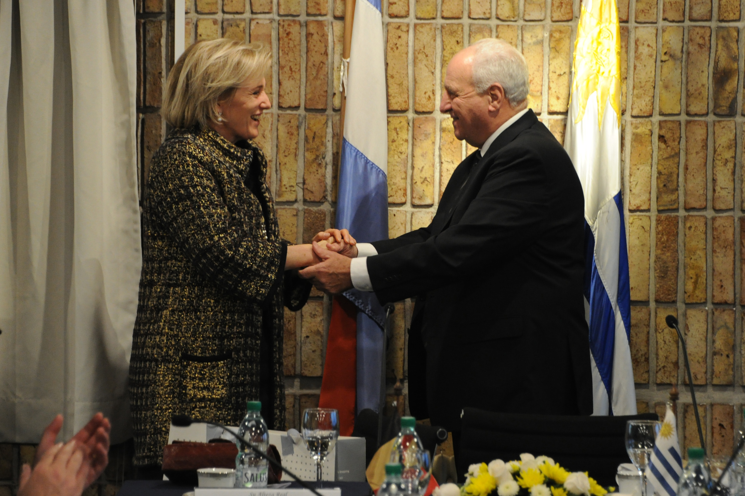 Ministro Víctor Rossi saluda a la princesa Astrid de Bélgica, luego de la suscripción del convenio