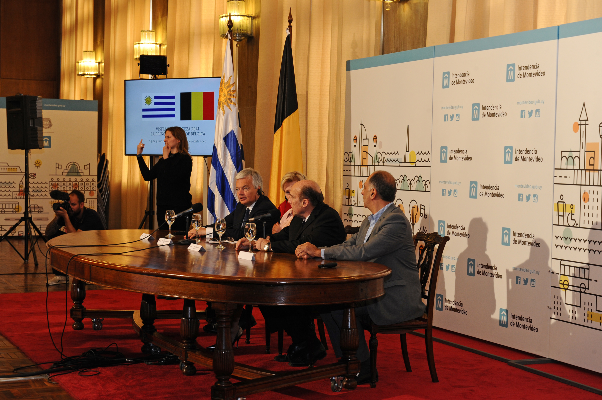 Autoridades de la Intendencia de Montevideo encabezadas por el intendente Daniel Martínez realizaron reconocimiento a princesa Astrid de Bélgica