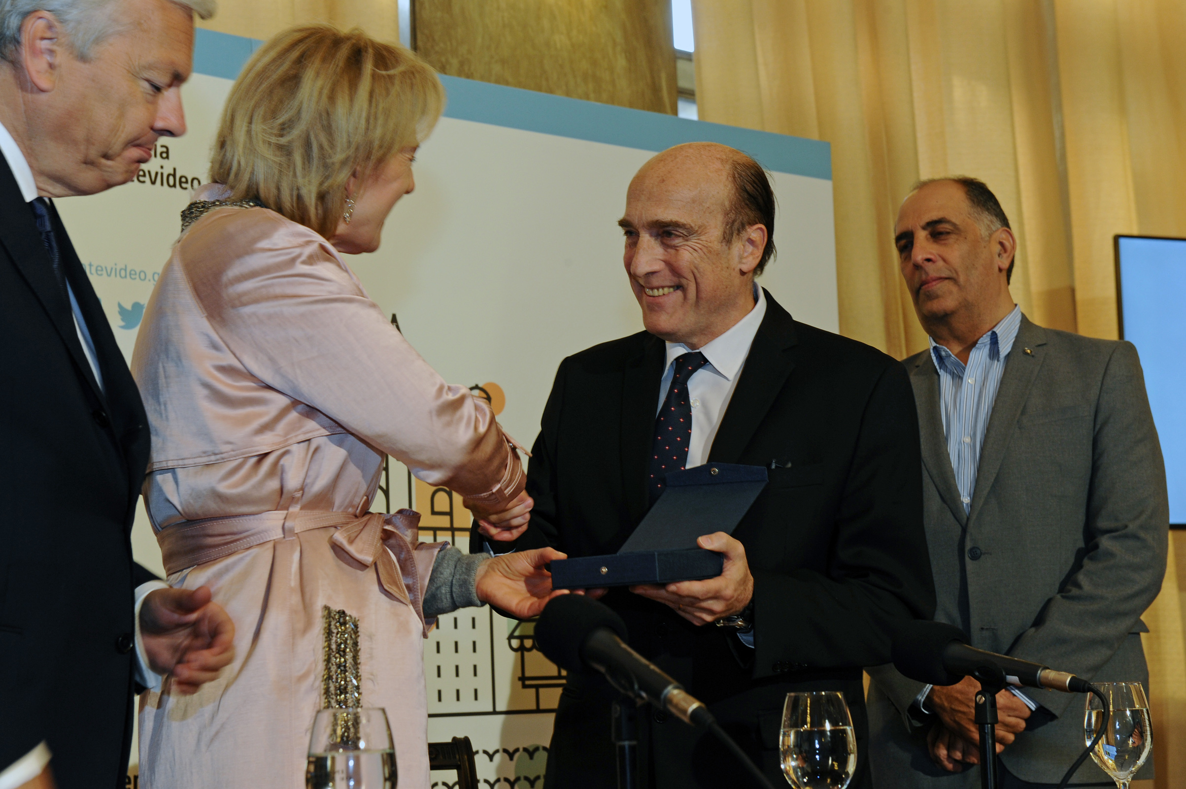 Autoridades de la Intendencia de Montevideo encabezadas por el intendente Daniel Martínez realizaron reconocimiento a princesa Astrid de Bélgica