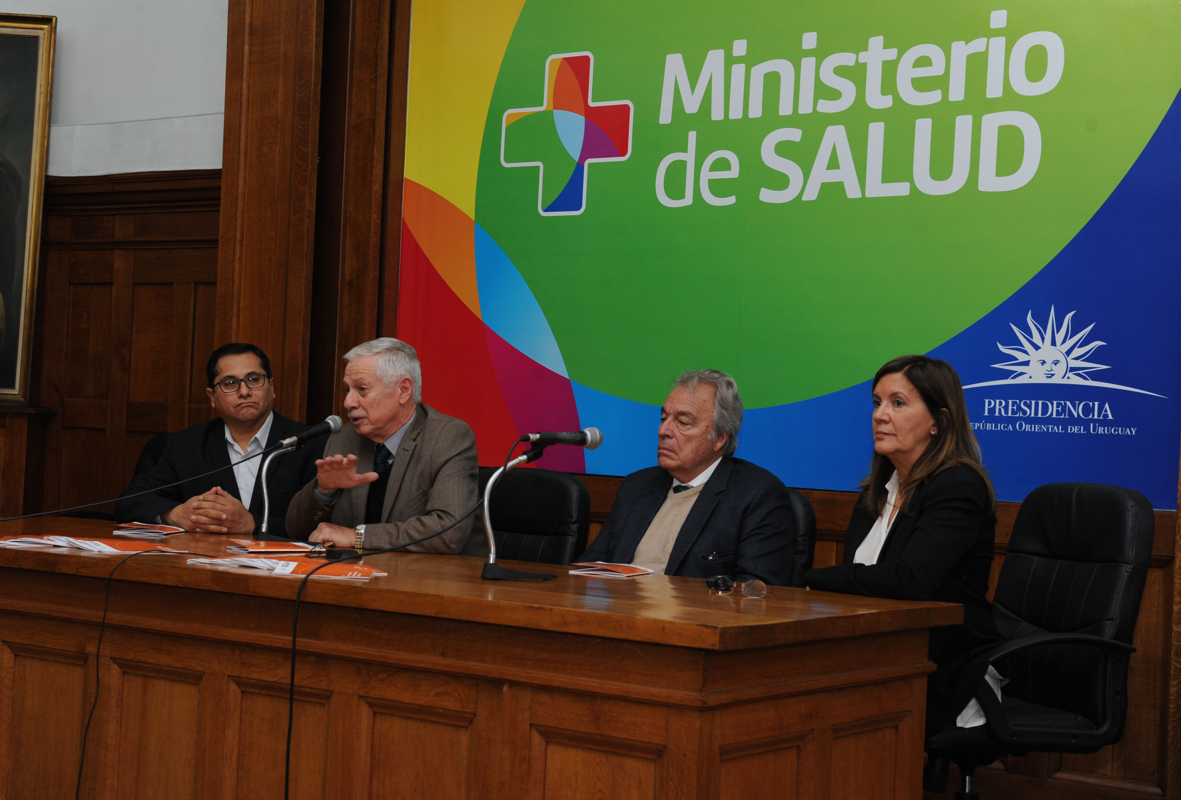 Ministro de Salud Pública, Jorge Basso, haciendo uso de la palabra