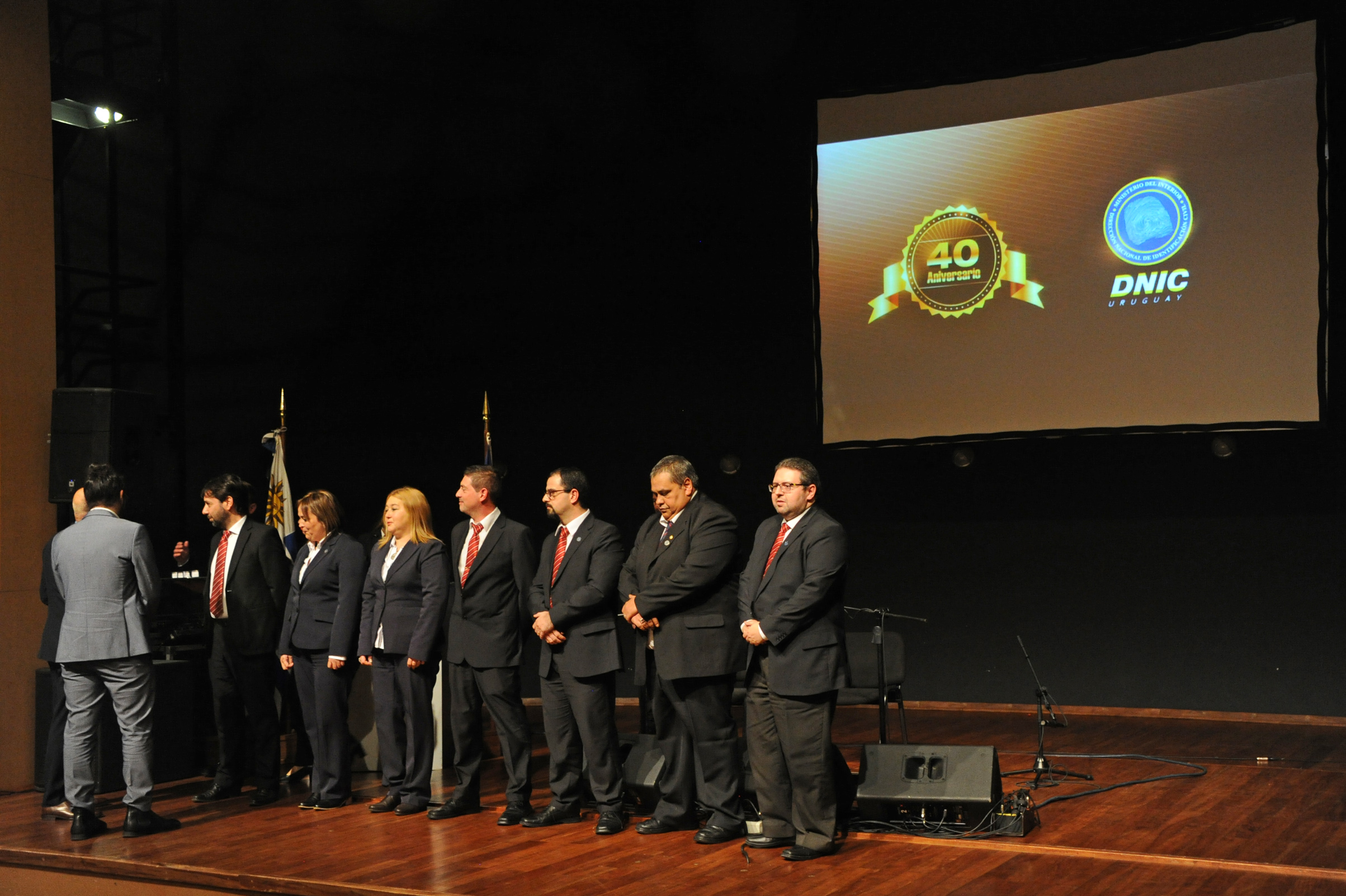 Funcionarios de Dirección Nacional de Identificación Civil (DNIC), en el 40.º aniversario de la institución