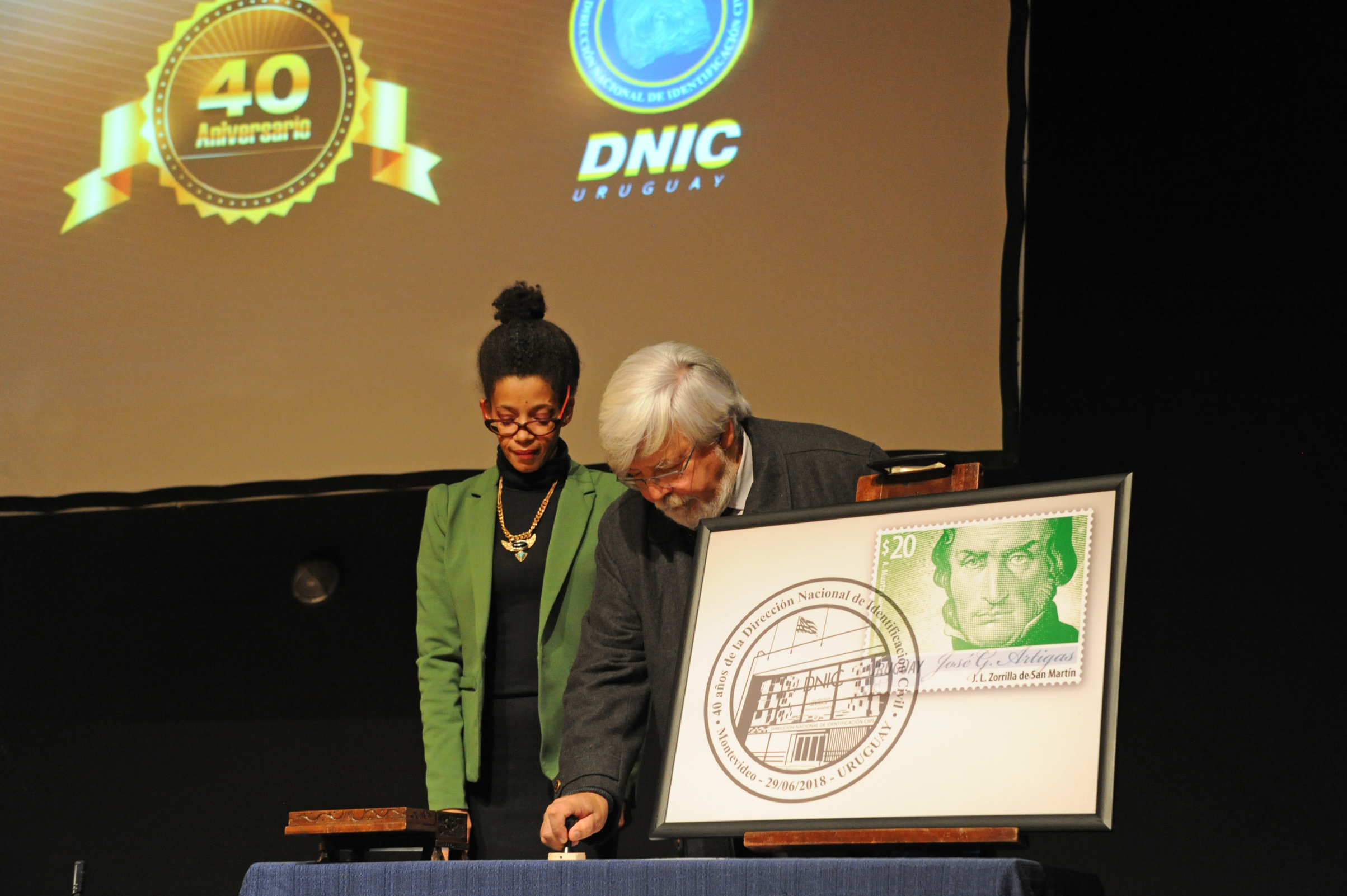 Presentación del sello conmemorativo de los 40 años de Dirección Nacional de Identificación Civil (DNIC)