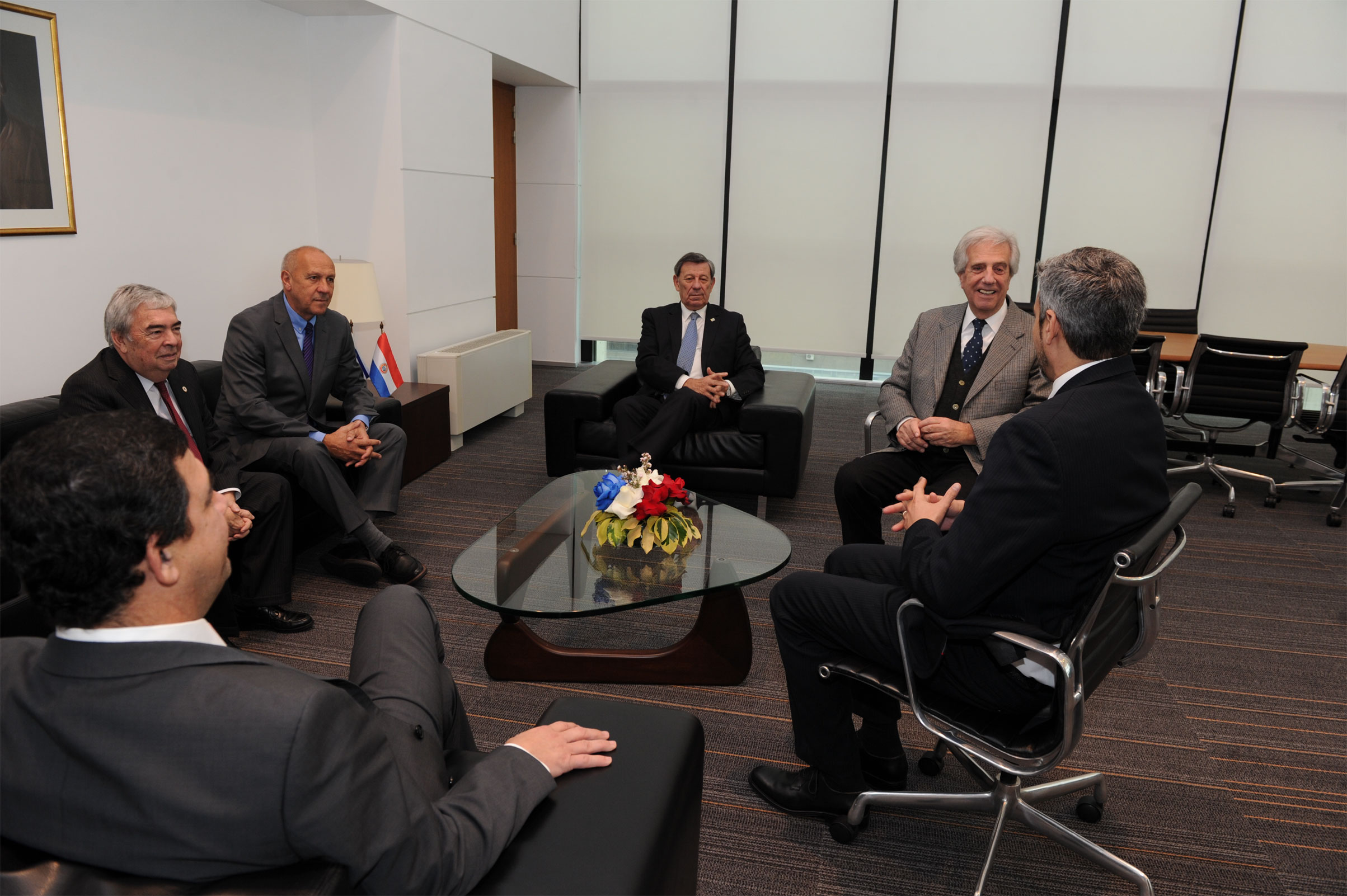 Presidente Tabaré Vázquez junto a autoridades recibió a presidente electo de Paraguay, Mario Abdo Benítez