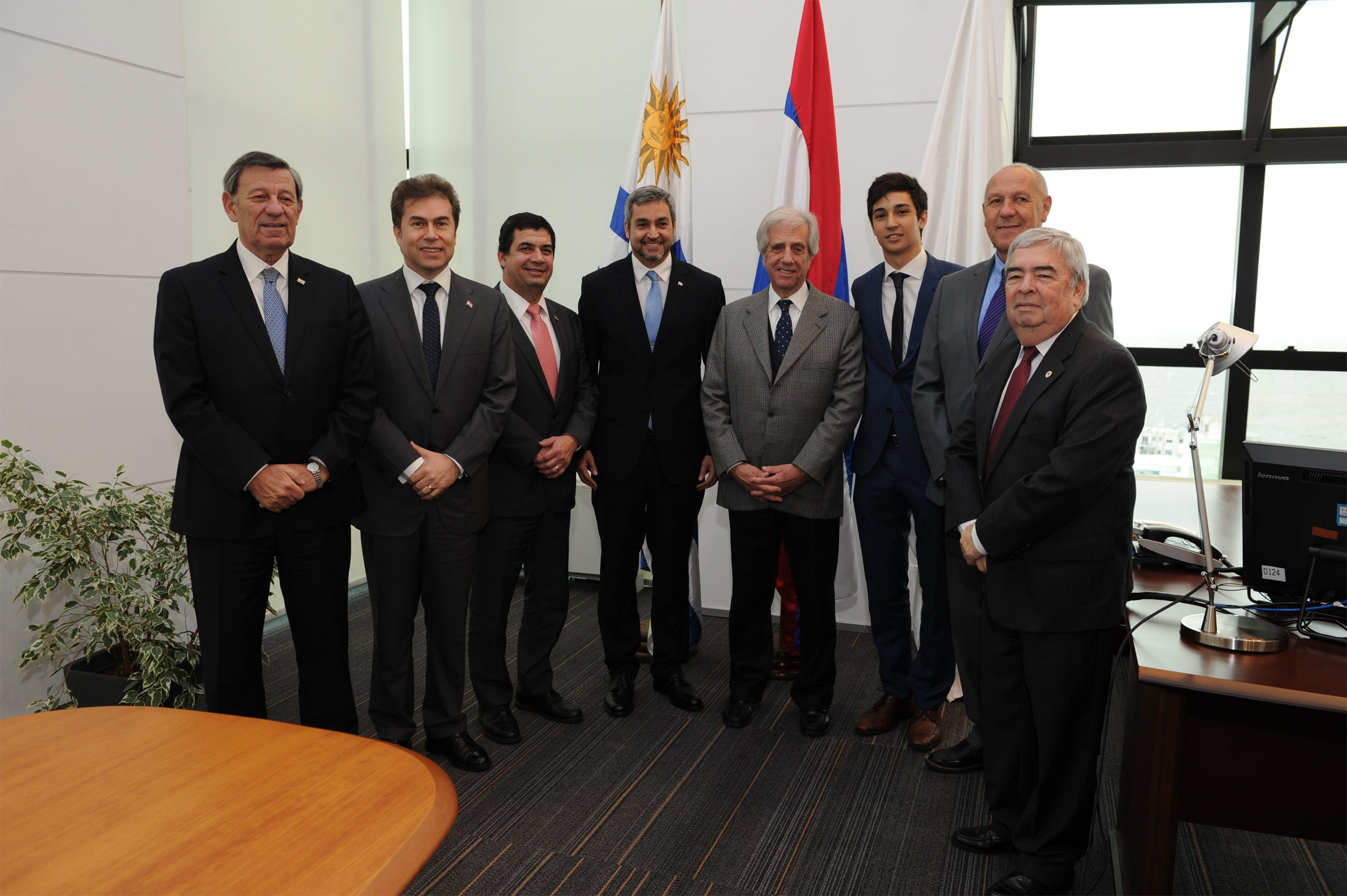 Presidente Tabaré Vázquez junto a autoridades recibió a presidente electo de Paraguay, Mario Abdo Benítez