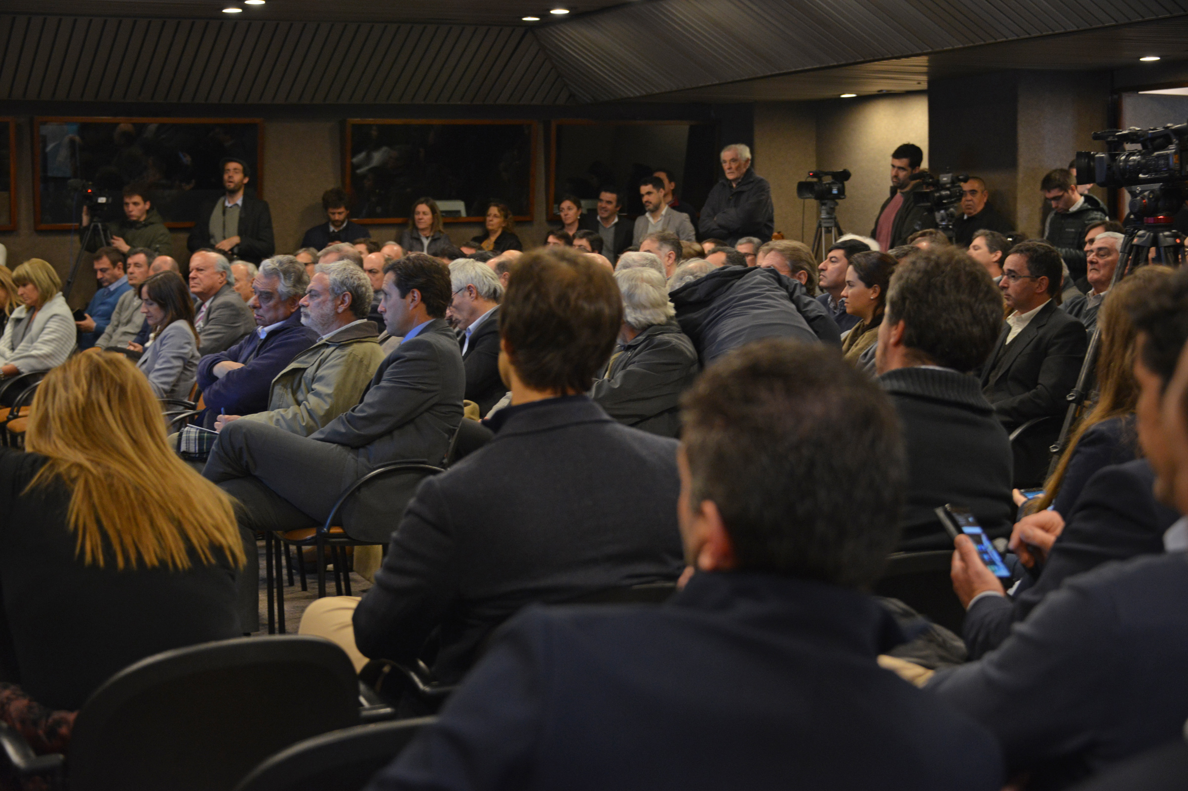 Ministra de Industria, Energía y Minería, Carolina Cosse, dirigiéndose a los presentes