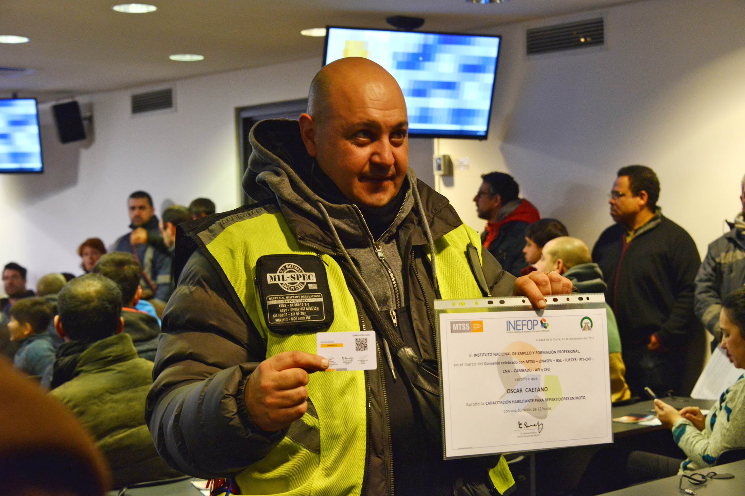 Ciudadano que recibió su diploma de curso de seguridad vial