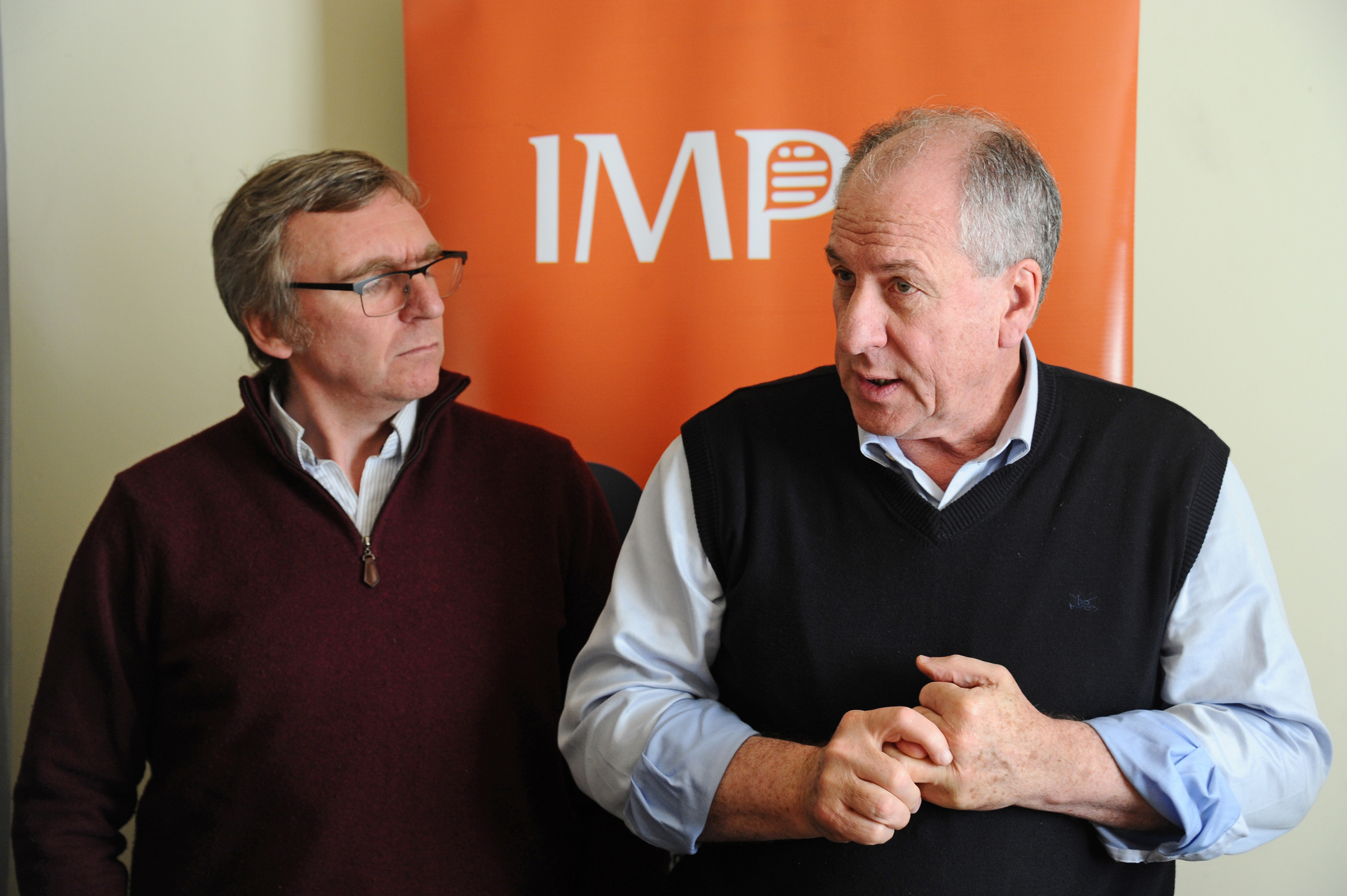 Ministro de Trabajo y Seguridad Social Ernesto Murro, y el director nacional de Impresiones y Publicaciones Oficiales (IMPO), Gonzalo Reboledo