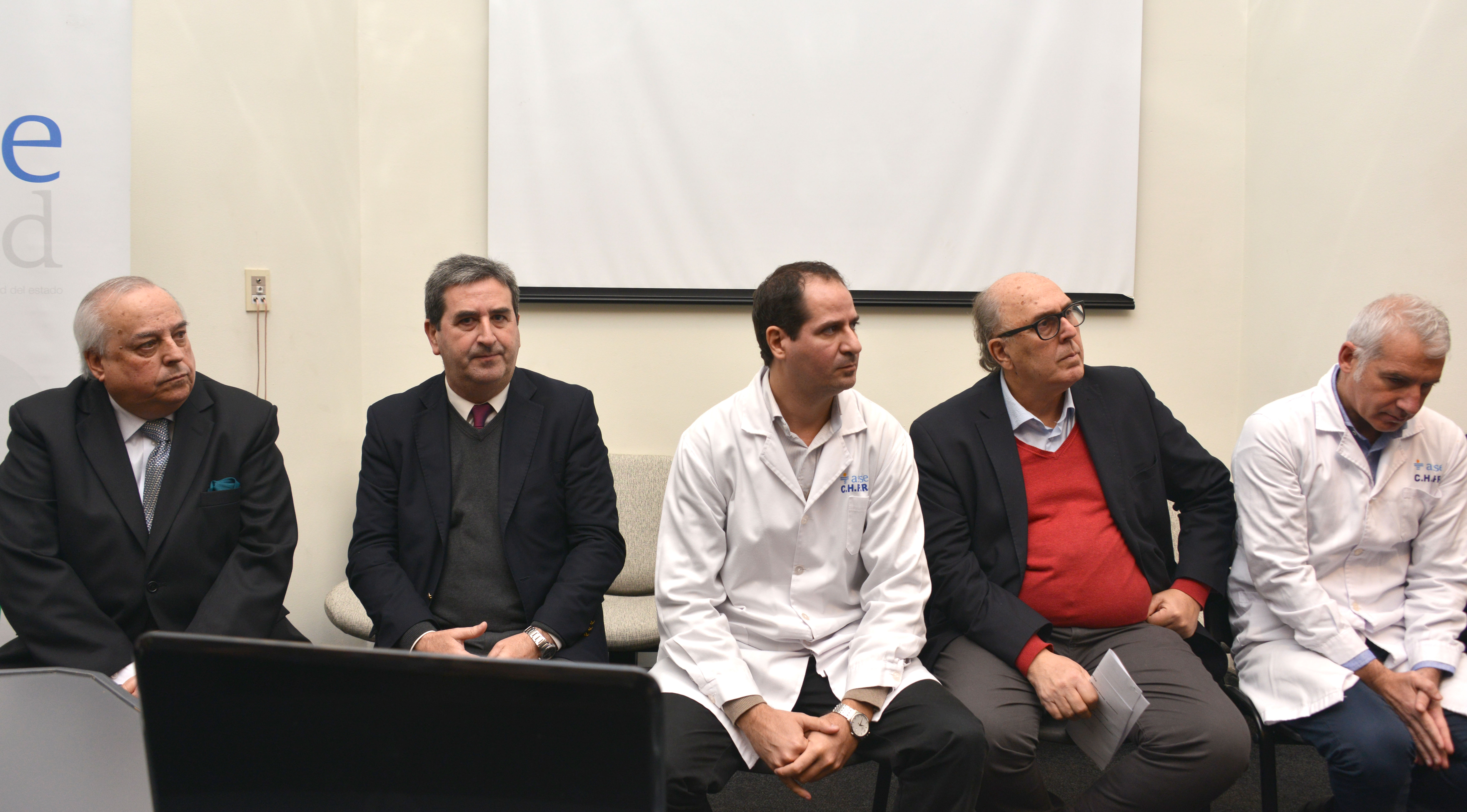 Presidente de ASSE, Marcos Carámbula junto a autoridades del Pereira Rossell