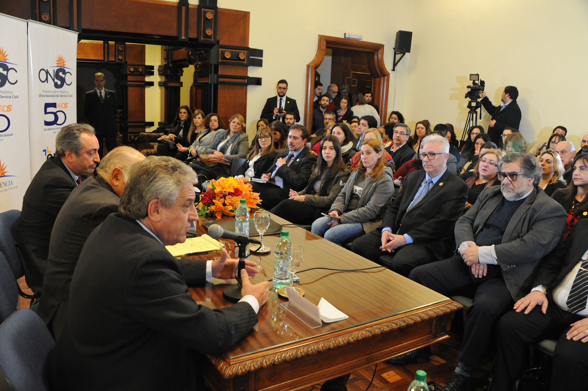 Director de la Oficina Nacional de Servicio Civil, Alberto Scavarelli, dirigiéndose a los presentes