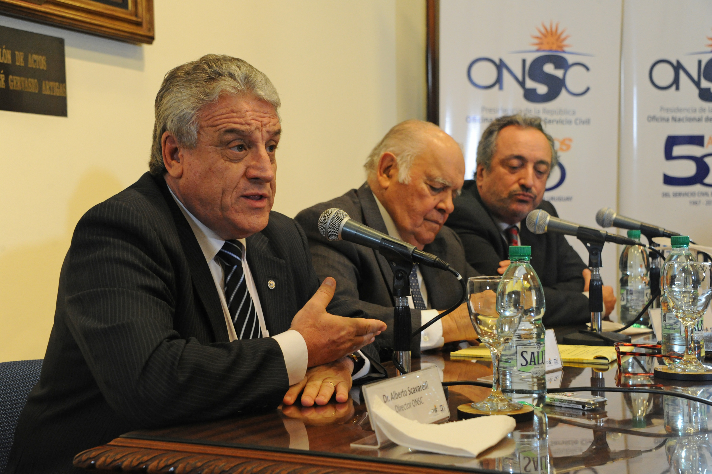 Director de la Oficina Nacional de Servicio Civil, Alberto Scavarelli, dirigiéndose a los presentes
