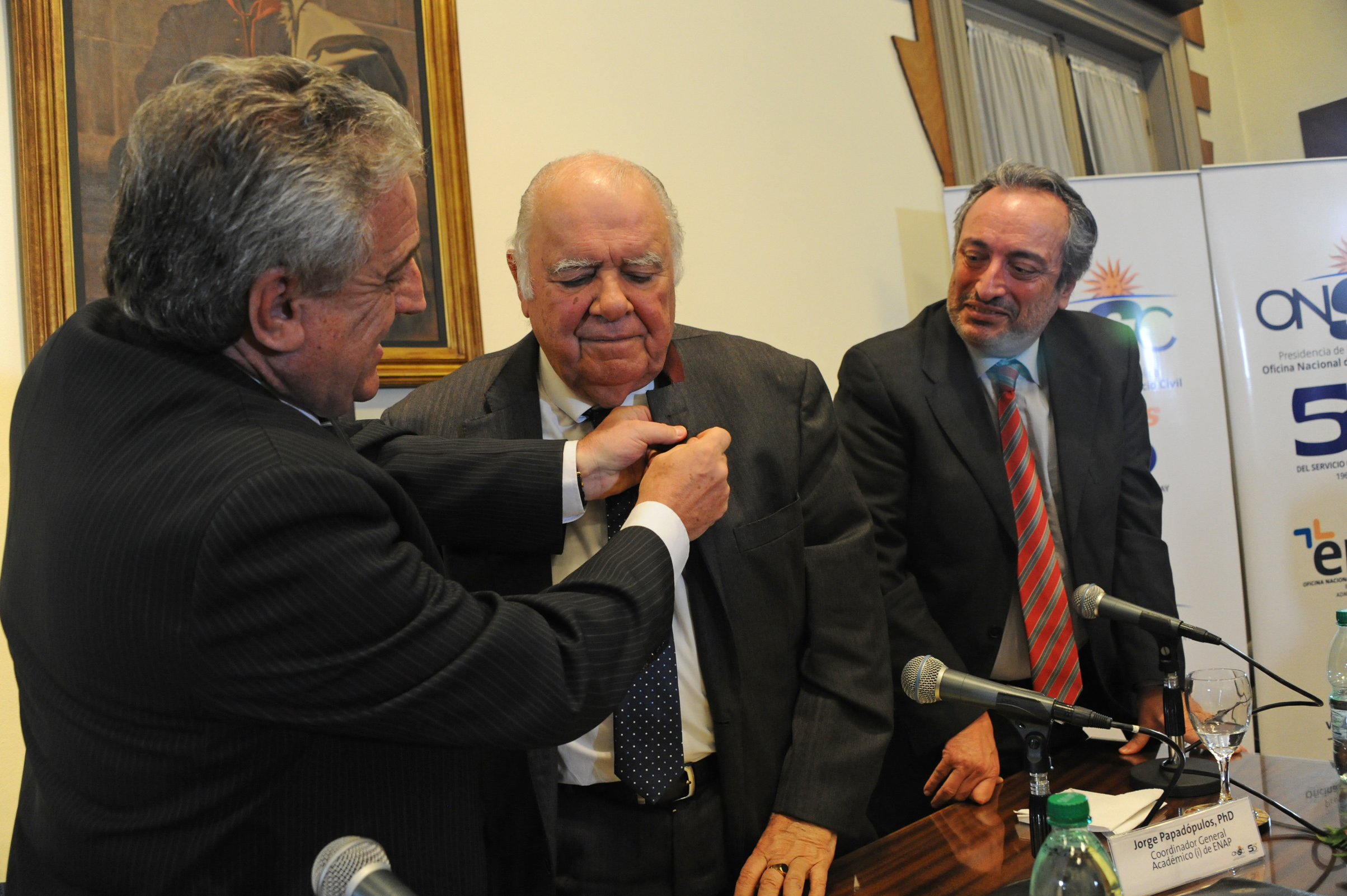 Director de la Oficina Nacional de Servicio Civil, Alberto Scavarelli, realizando reconocimiento a Enrique Iglesias