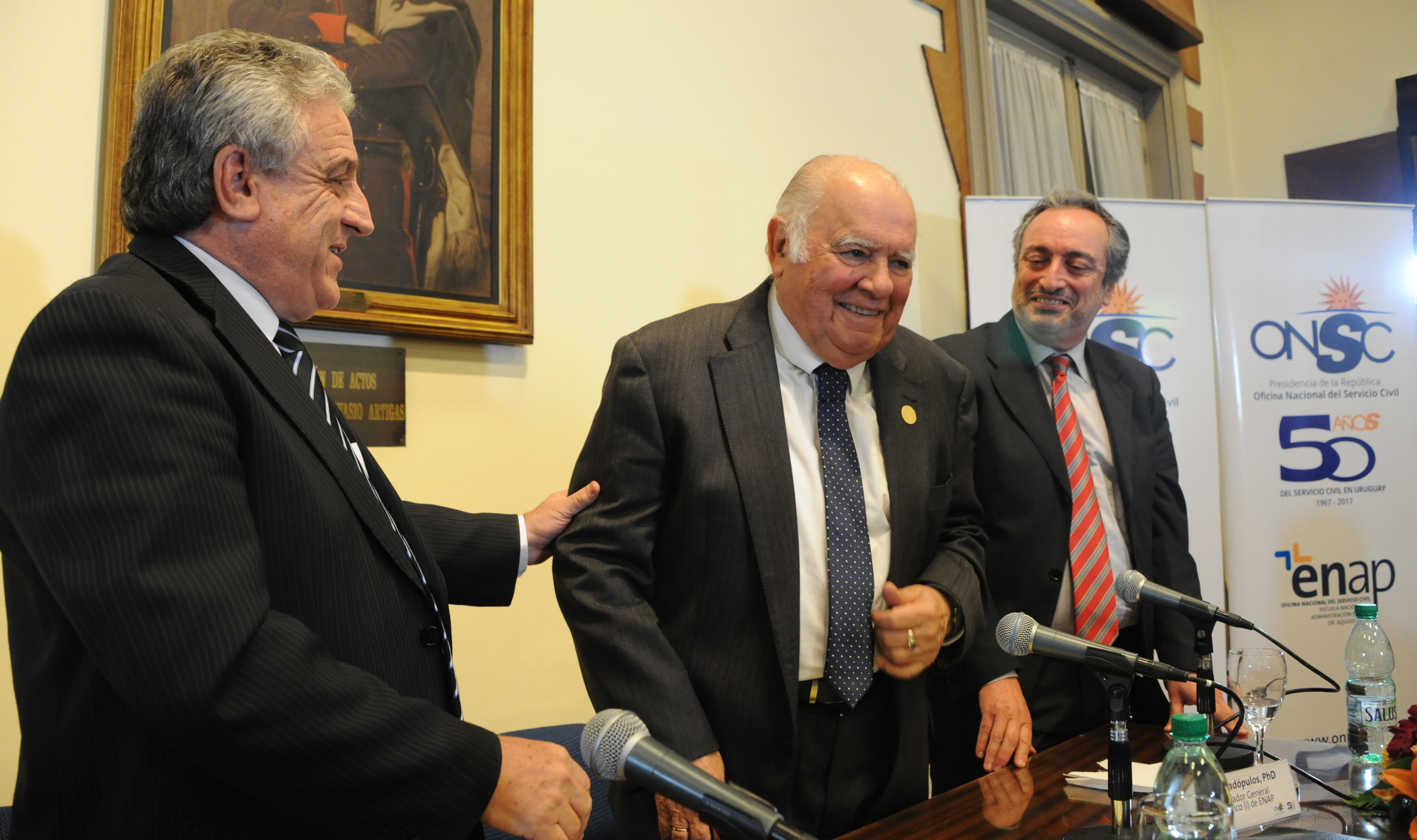 Director de la Oficina Nacional de Servicio Civil, Alberto Scavarelli, realizando reconocimiento a Enrique Iglesias