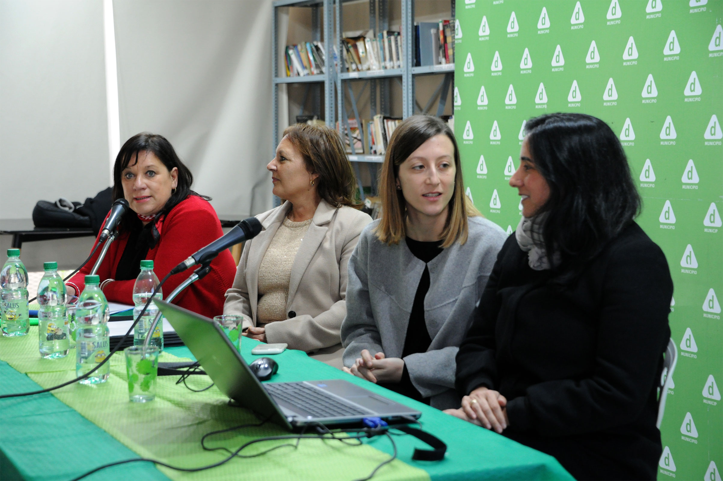 Arquitectas responsables del proyecto de la nueva escuela de tiempo completo en Casavalle, durante la presentaciòn del mismo
