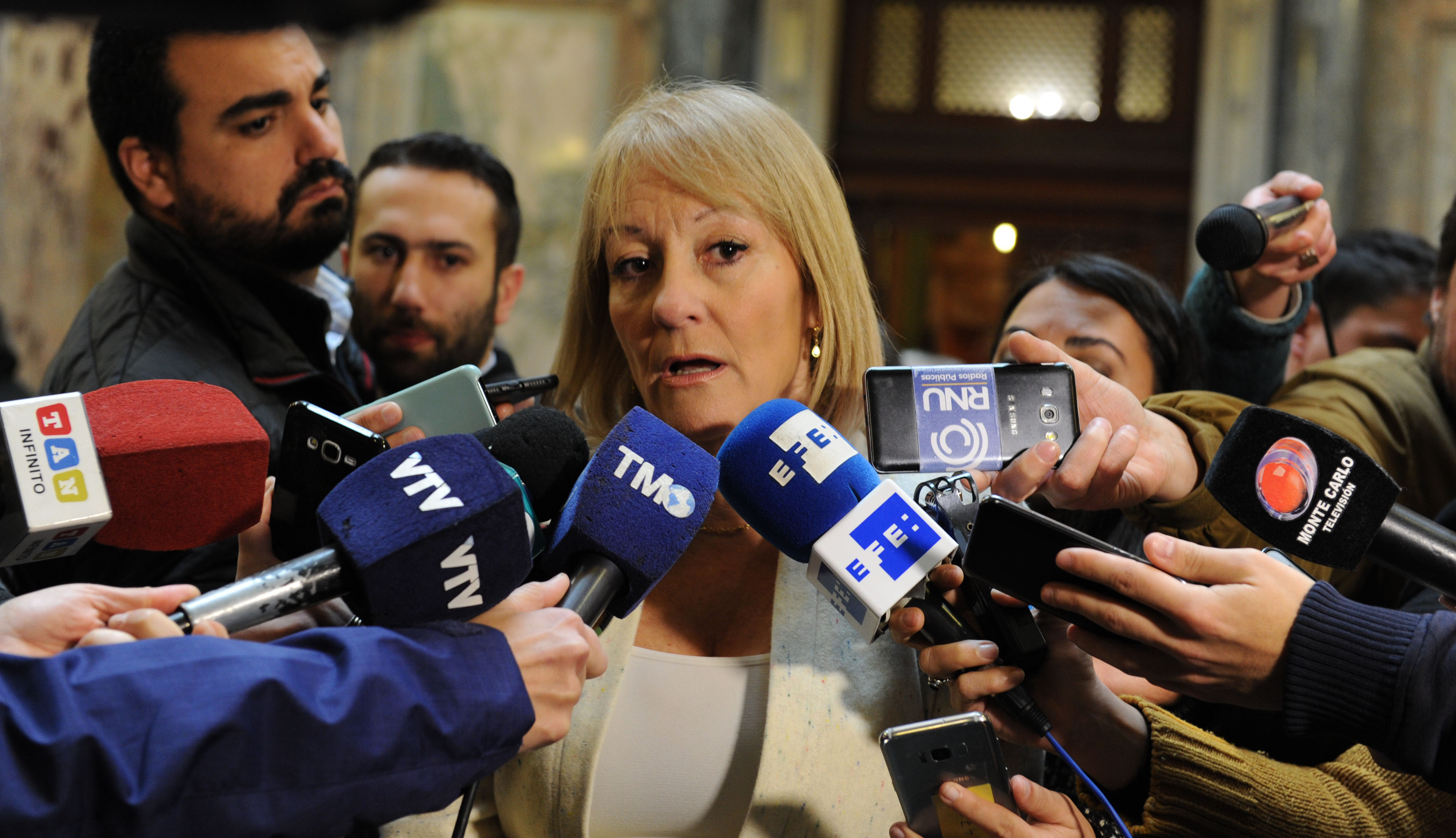 Ministra Carolina Cosse dialoga con la prensa