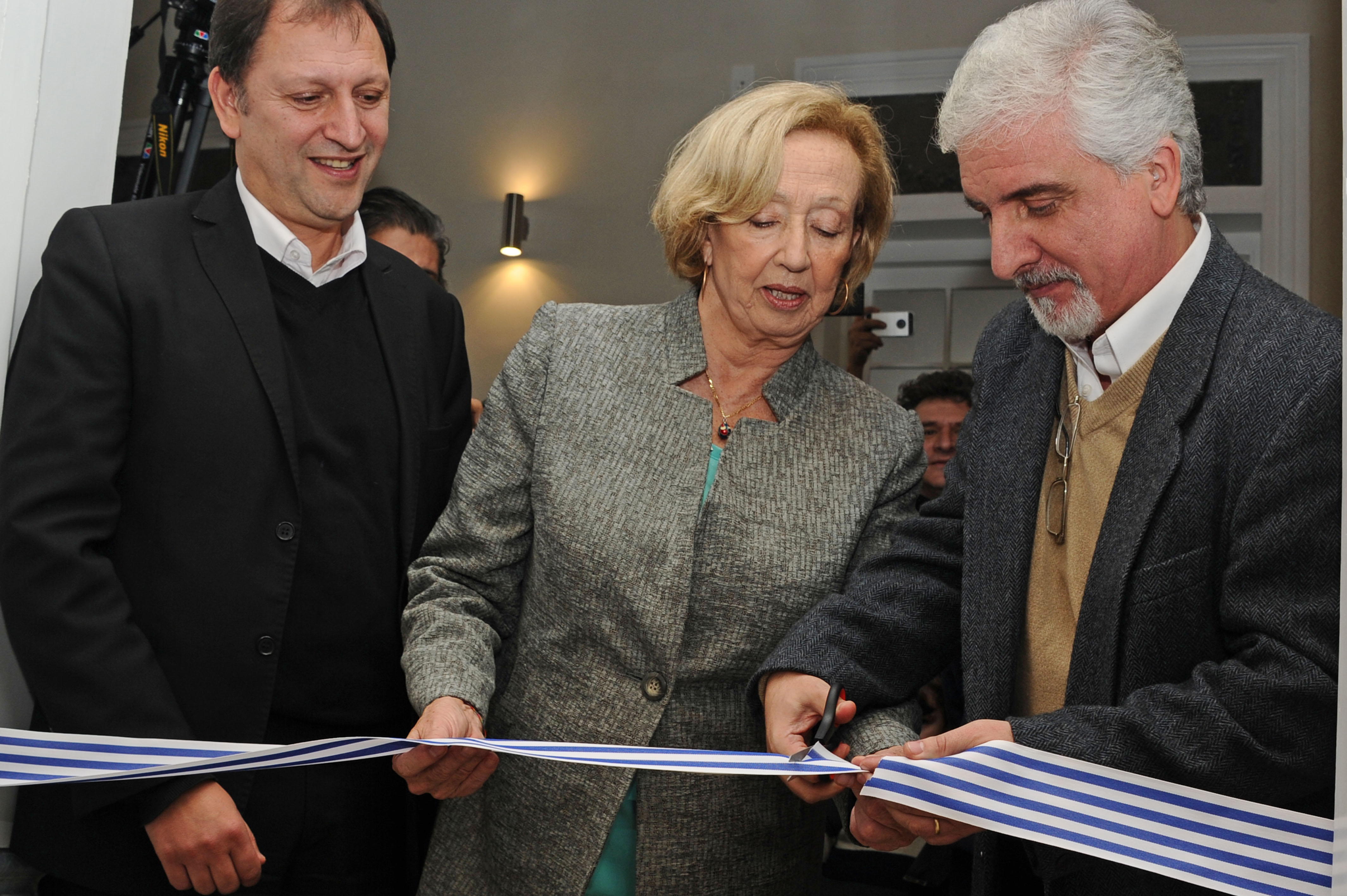 Ministra María Julia Muñoz, el director de Cultura, Sergio Mautone, y el titular del museo, Javier González, en el corte de cinta inaugural