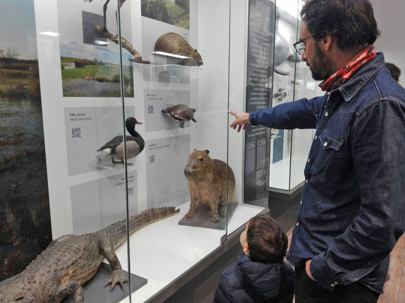 Familias visitan el museo en el día de su inauguración