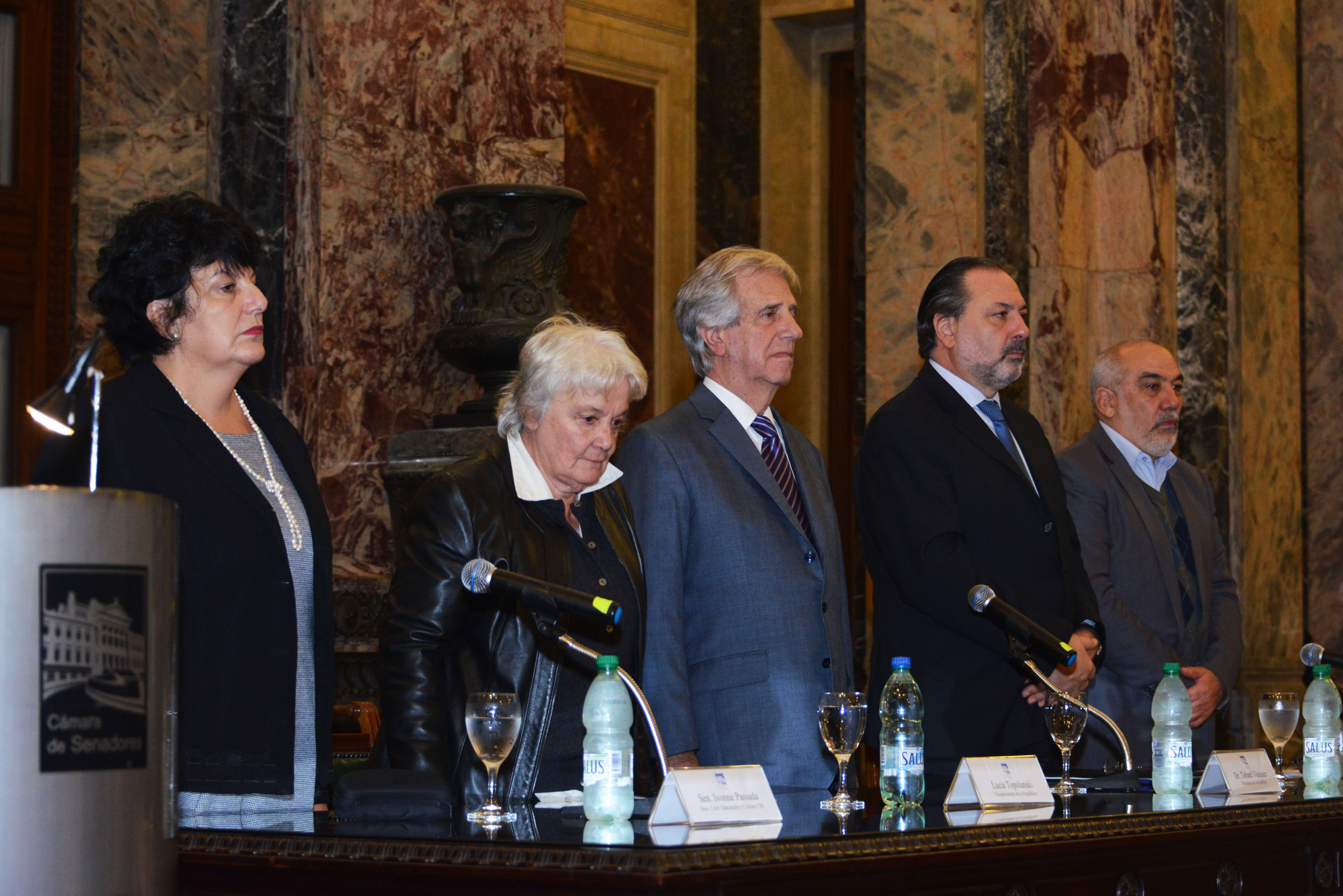 Presidente Vázquez junto a autoridades entonando el Himno Nacional