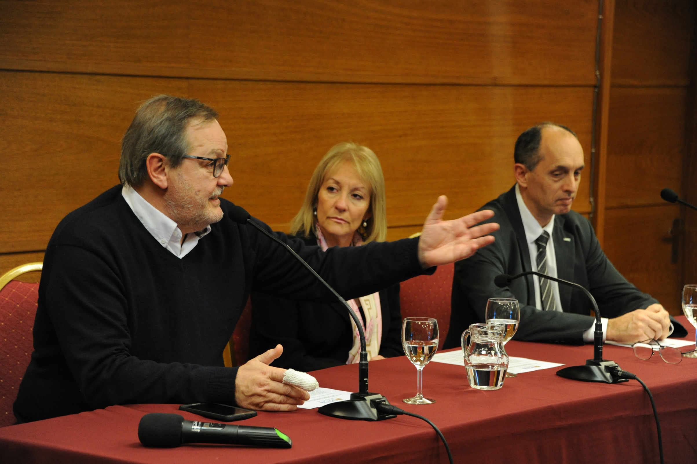 Titular de Inacoop, Gustavo Bernini, dirigiéndose a los presentes