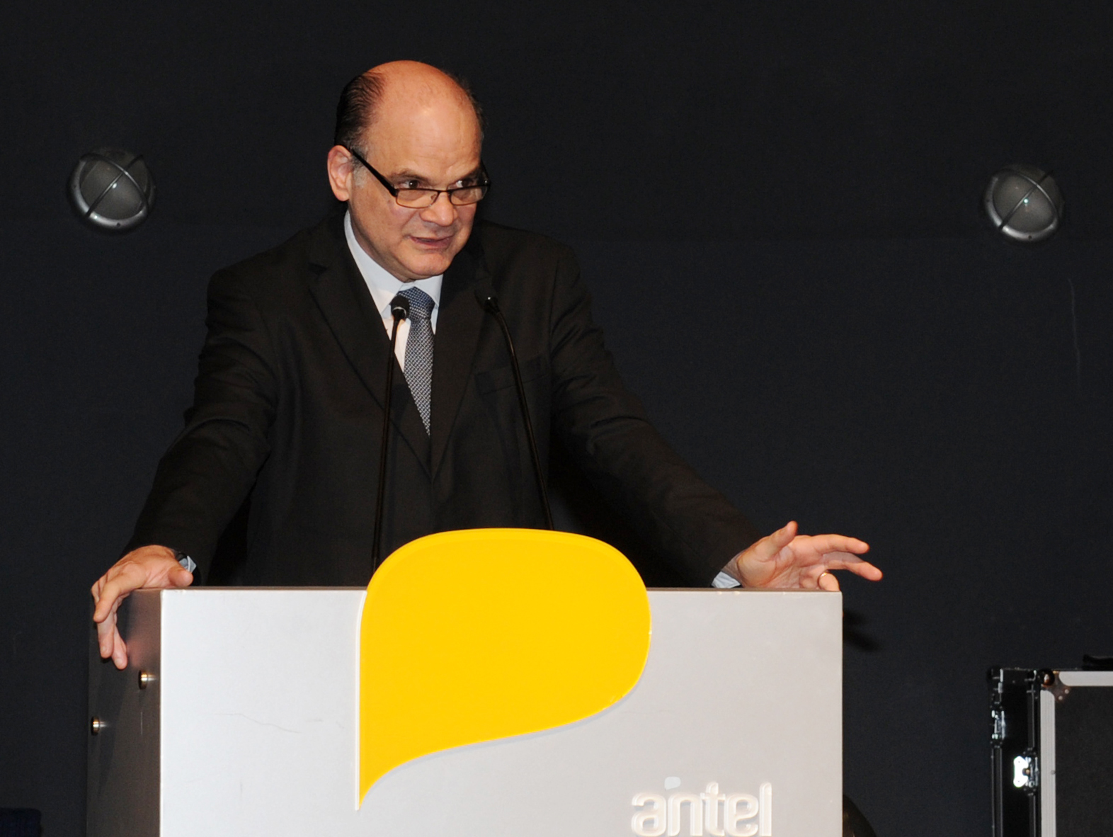 Andrés Tolosa, presidente de Antel, haciendo uso de la palabra