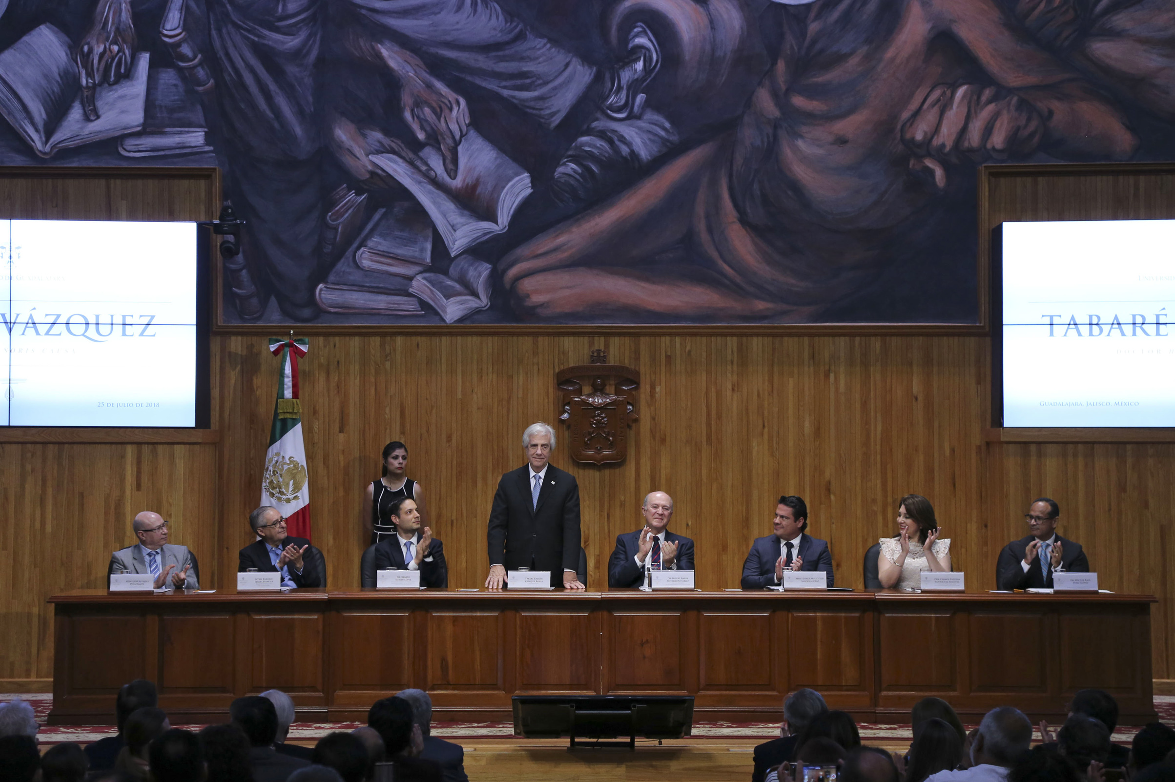 Tabaré Vázquez fue reconocido por la Universidad de Guadalajara por su labor como médico, docente y estadista (fotografía: Abraham Aréchiga)