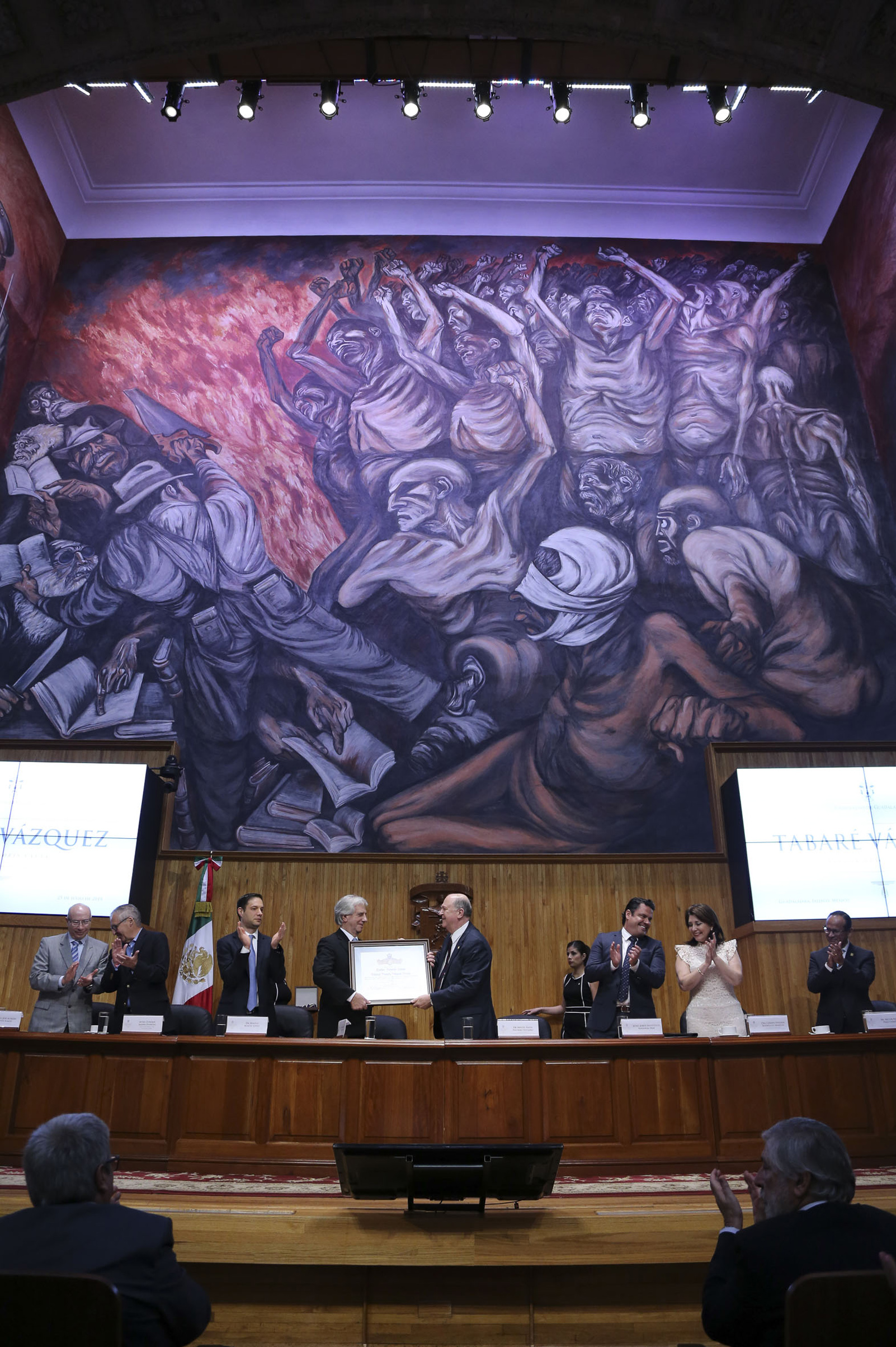 Tabaré Vázquez fue reconocido por la Universidad de Guadalajara por su labor como médico, docente y estadista (fotografía: Abraham Aréchiga)
