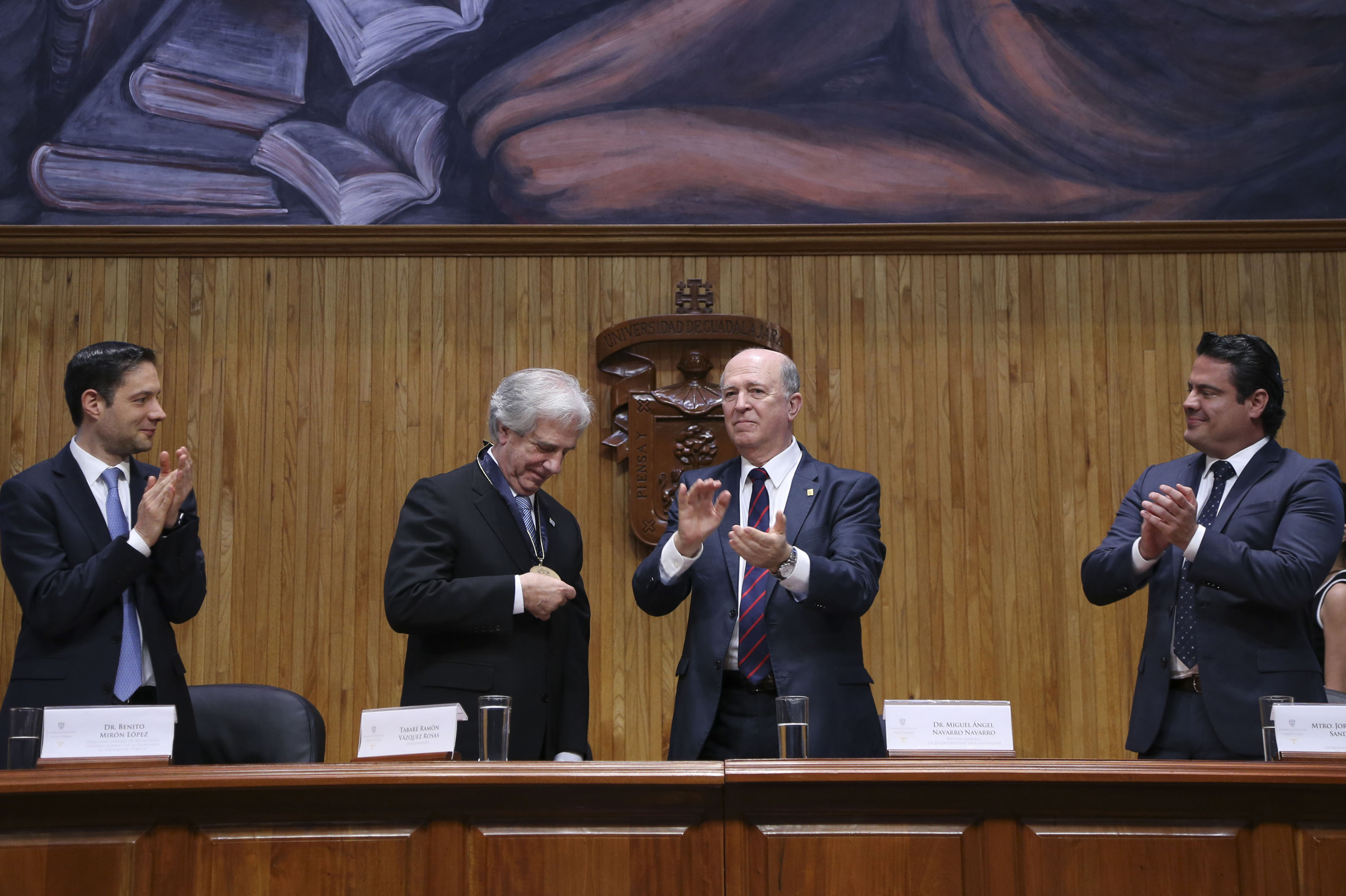 Tabaré Vázquez fue reconocido por la Universidad de Guadalajara por su labor como médico, docente y estadista (fotografía: Abraham Aréchiga)