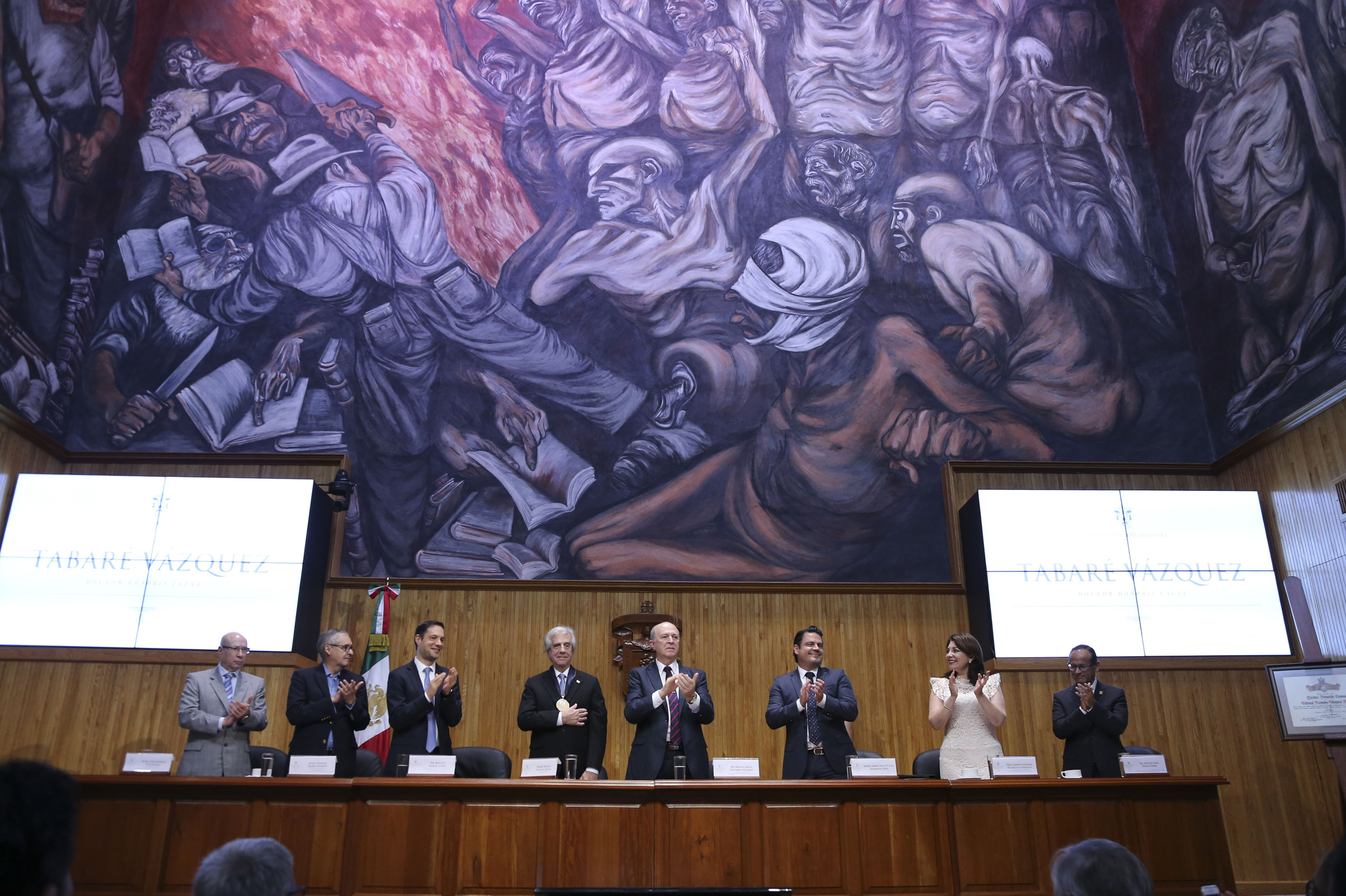Tabaré Vázquez fue reconocido por la Universidad de Guadalajara por su labor como médico, docente y estadista (fotografía: Abraham Aréchiga)