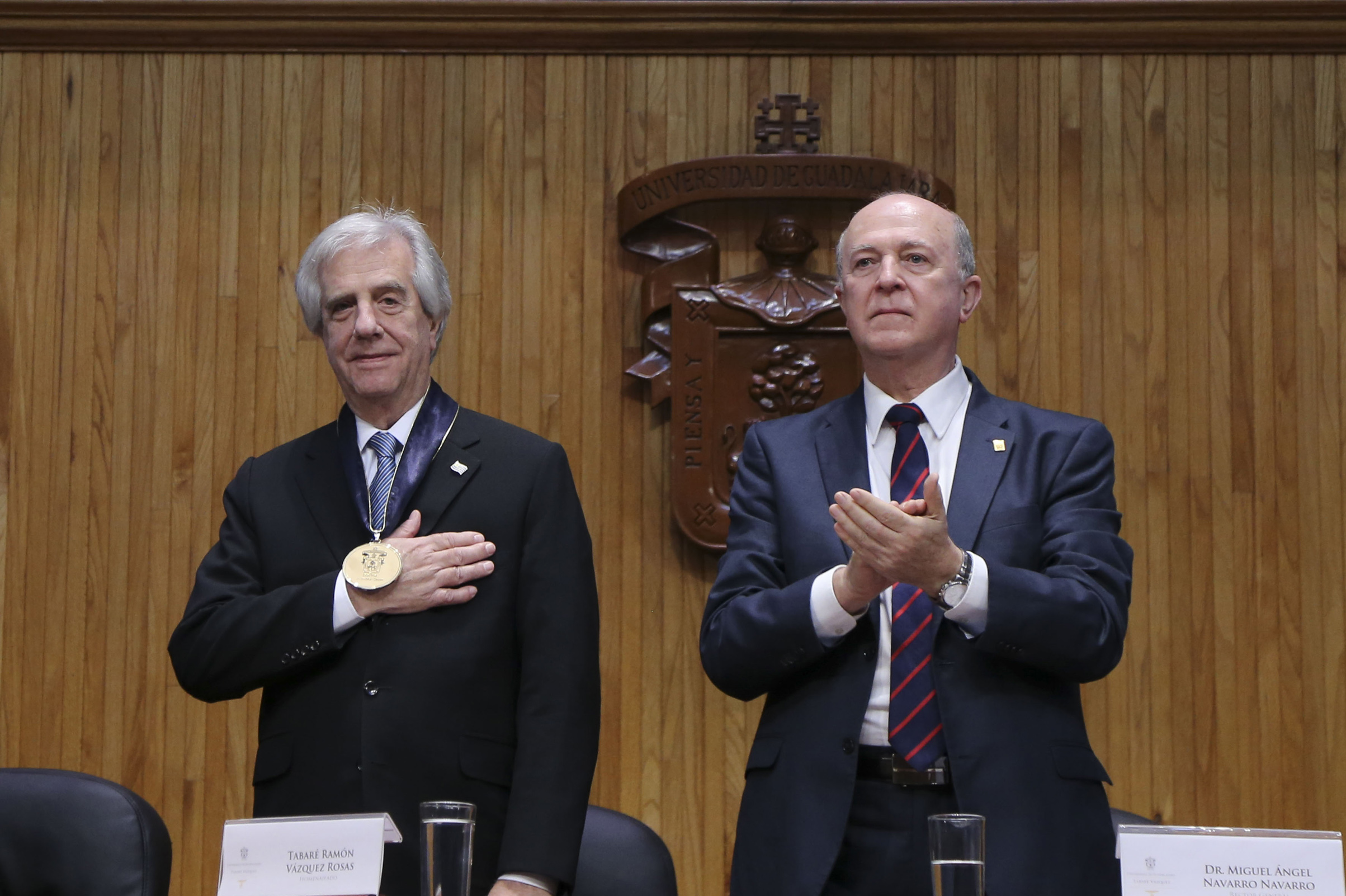 Tabaré Vázquez fue reconocido por la Universidad de Guadalajara por su labor como médico, docente y estadista (fotografía: Abraham Aréchiga)