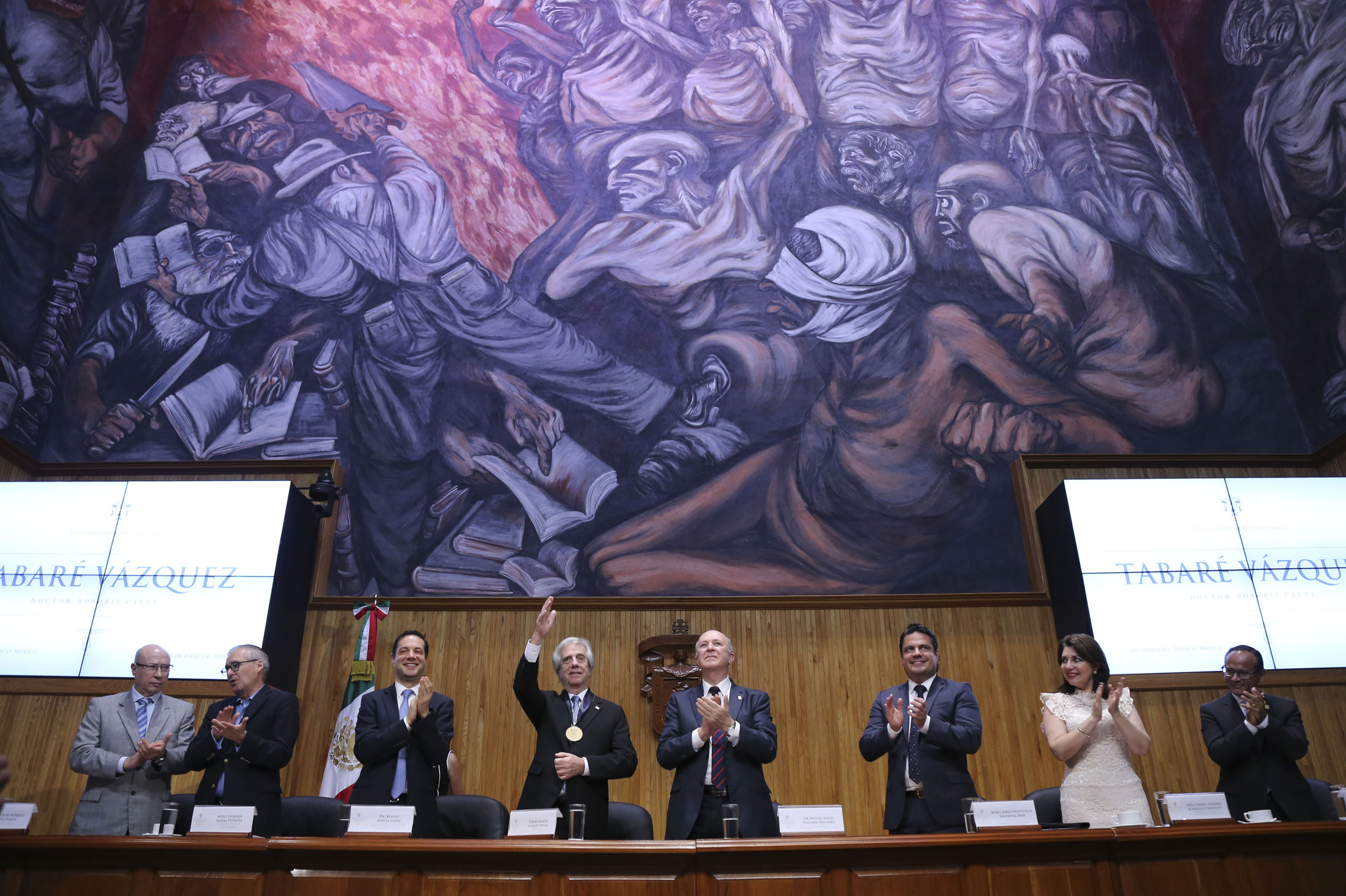 Tabaré Vázquez fue reconocido por la Universidad de Guadalajara por su labor como médico, docente y estadista (fotografía: Abraham Aréchiga)