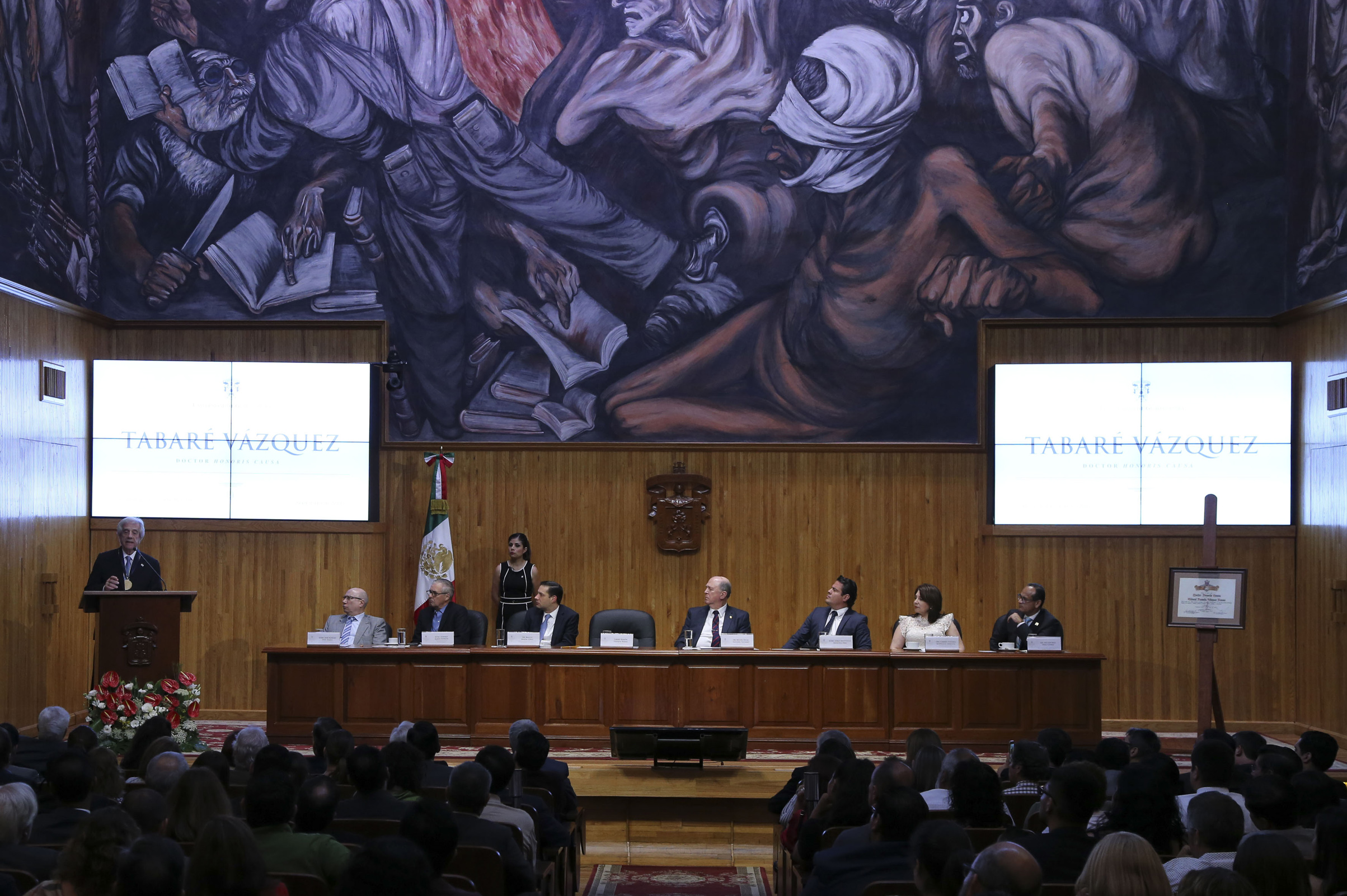 Tabaré Vázquez fue reconocido por la Universidad de Guadalajara por su labor como médico, docente y estadista (fotografía: Abraham Aréchiga)