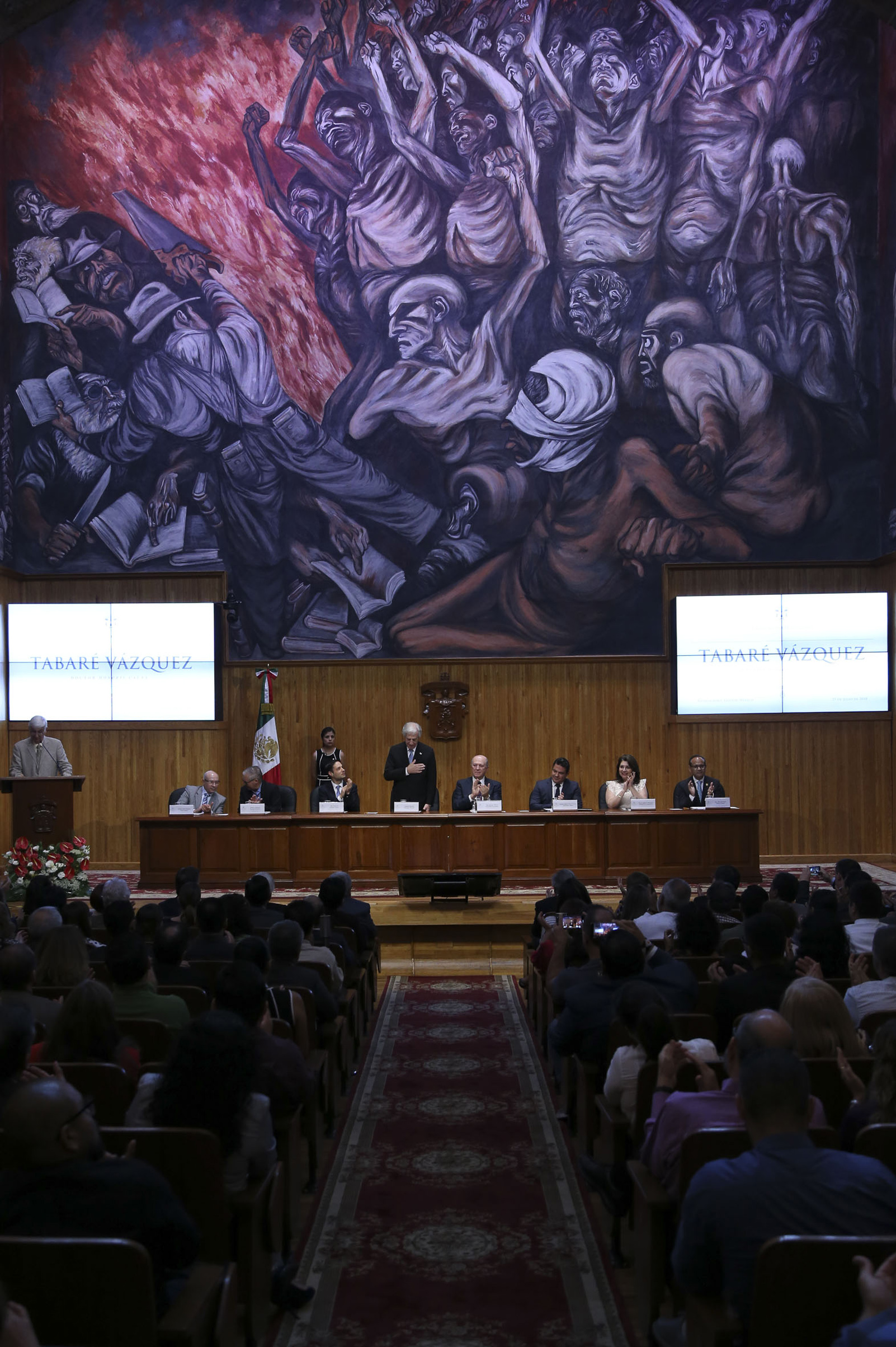 Tabaré Vázquez fue reconocido por la Universidad de Guadalajara por su labor como médico, docente y estadista (fotografía: Abraham Aréchiga)