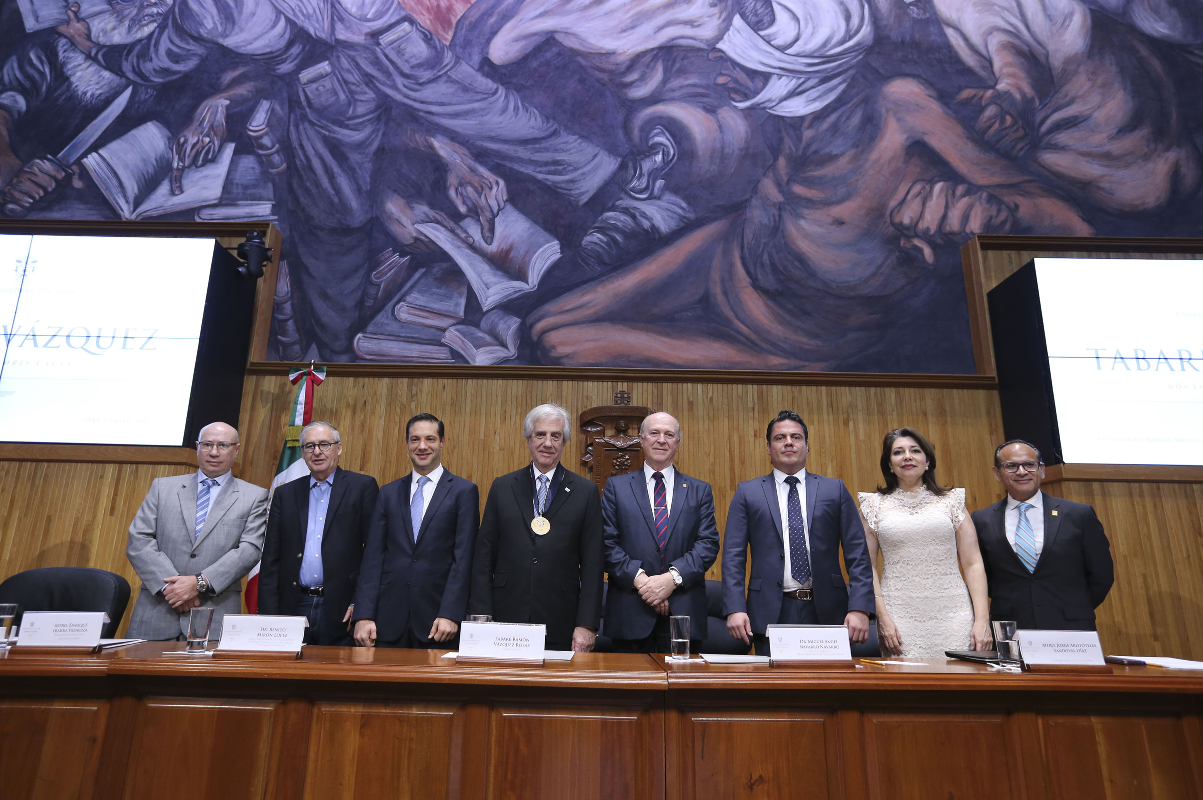 Tabaré Vázquez fue reconocido por la Universidad de Guadalajara por su labor como médico, docente y estadista (fotografía: Abraham Aréchiga)