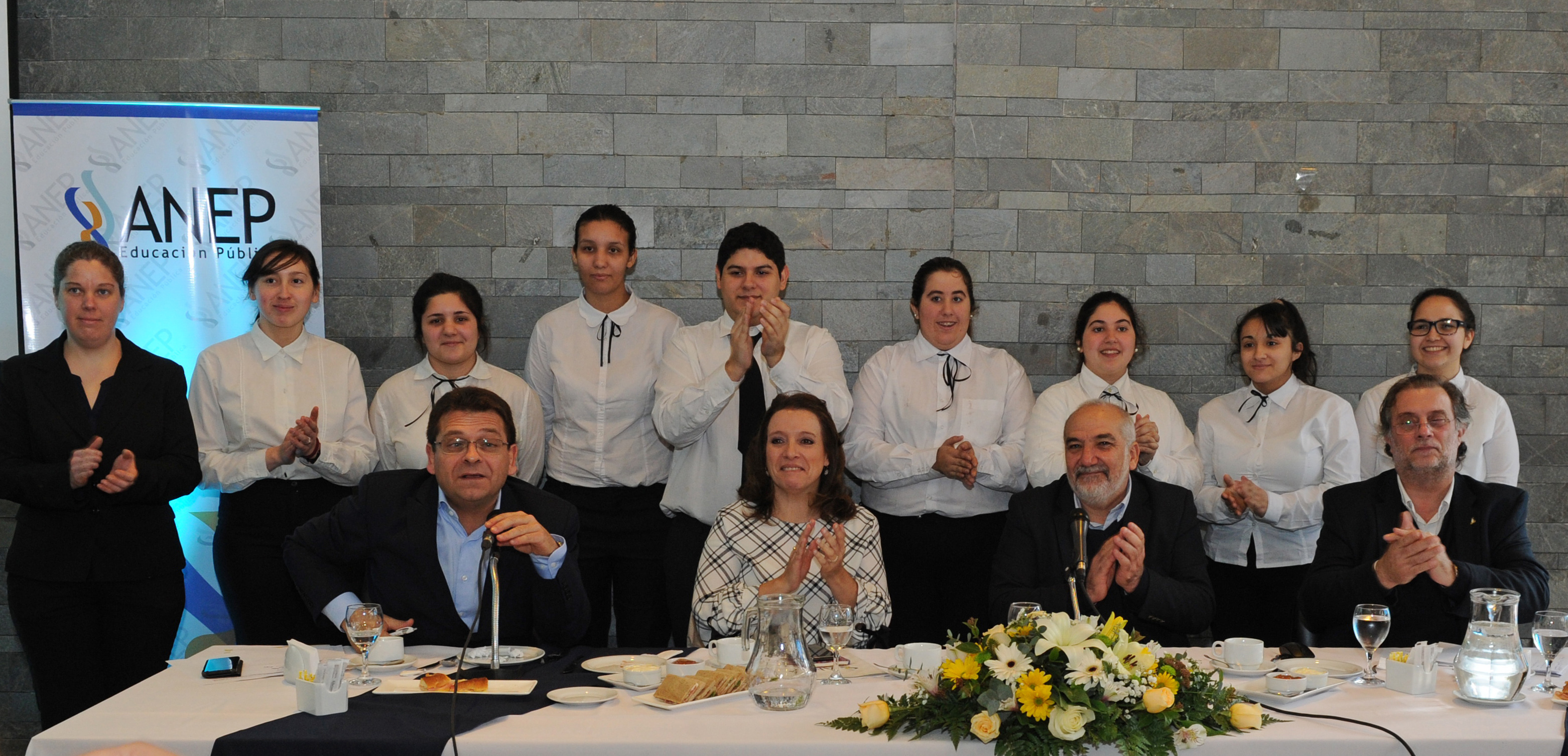 Autoridades junto a estudiantes
