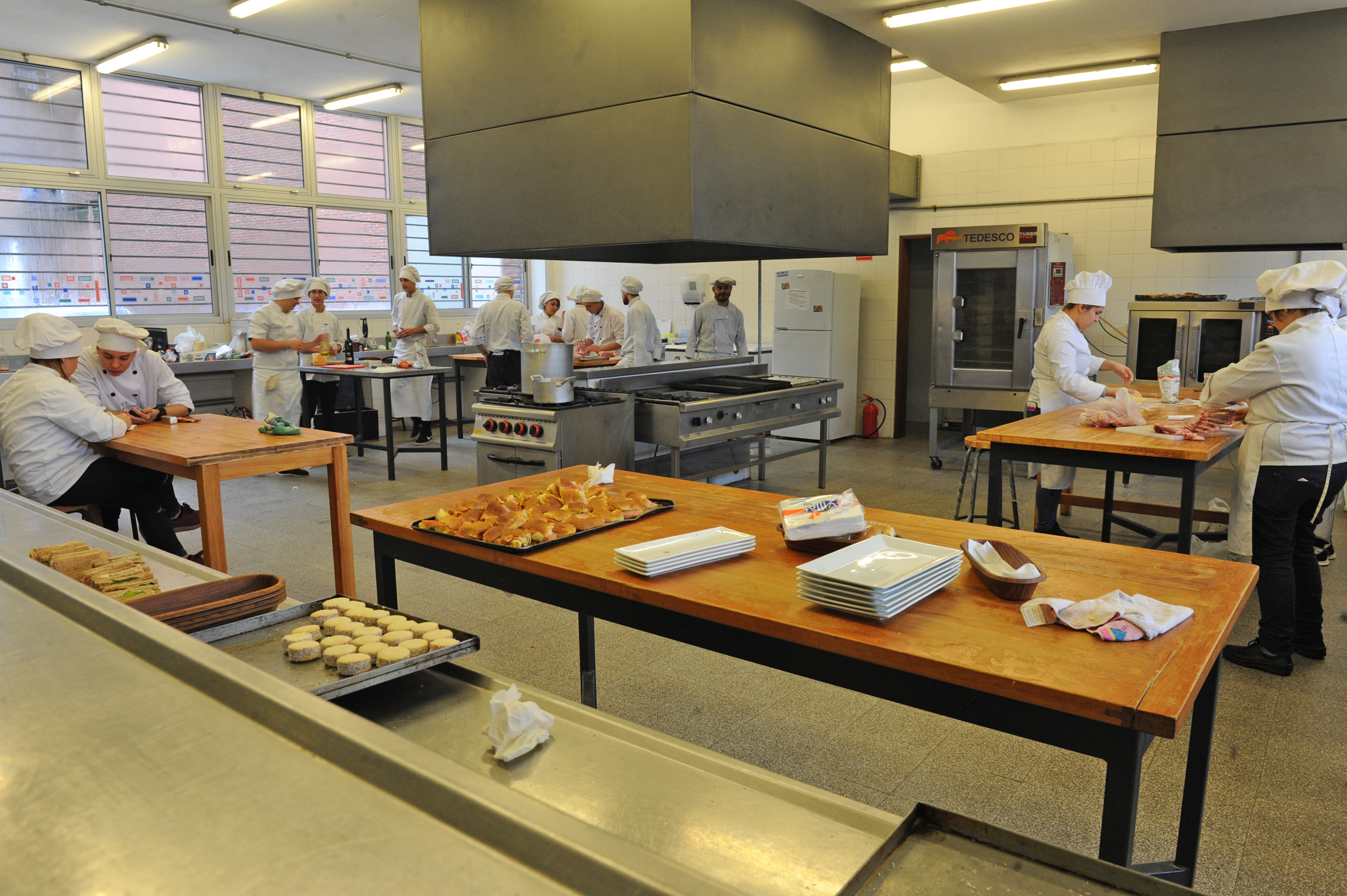 Estudiantes durante la elaboración de los alimentos