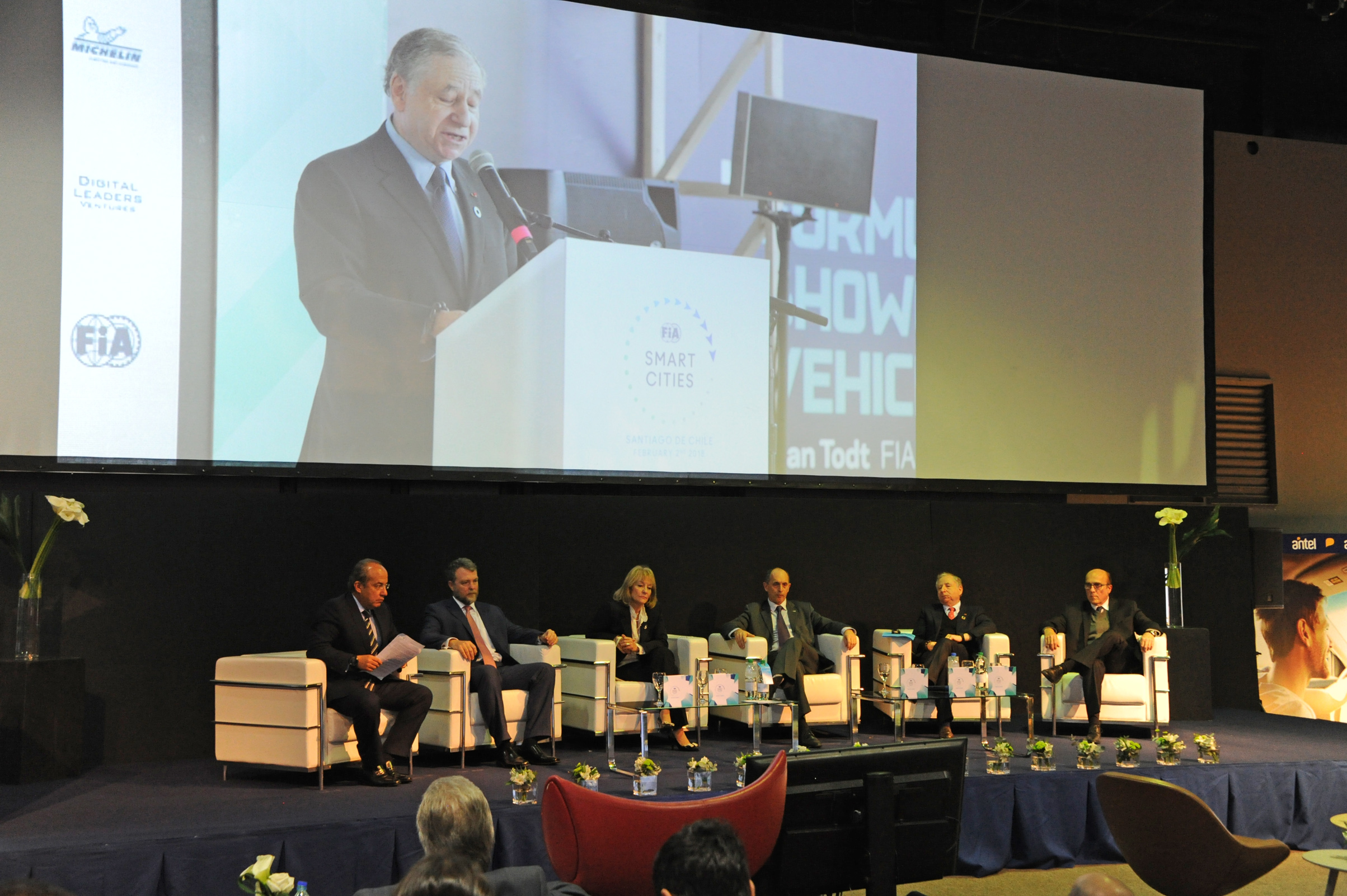 Autoridades en inauguración del “Salón de movilidad eléctrica y ciudades inteligentes”