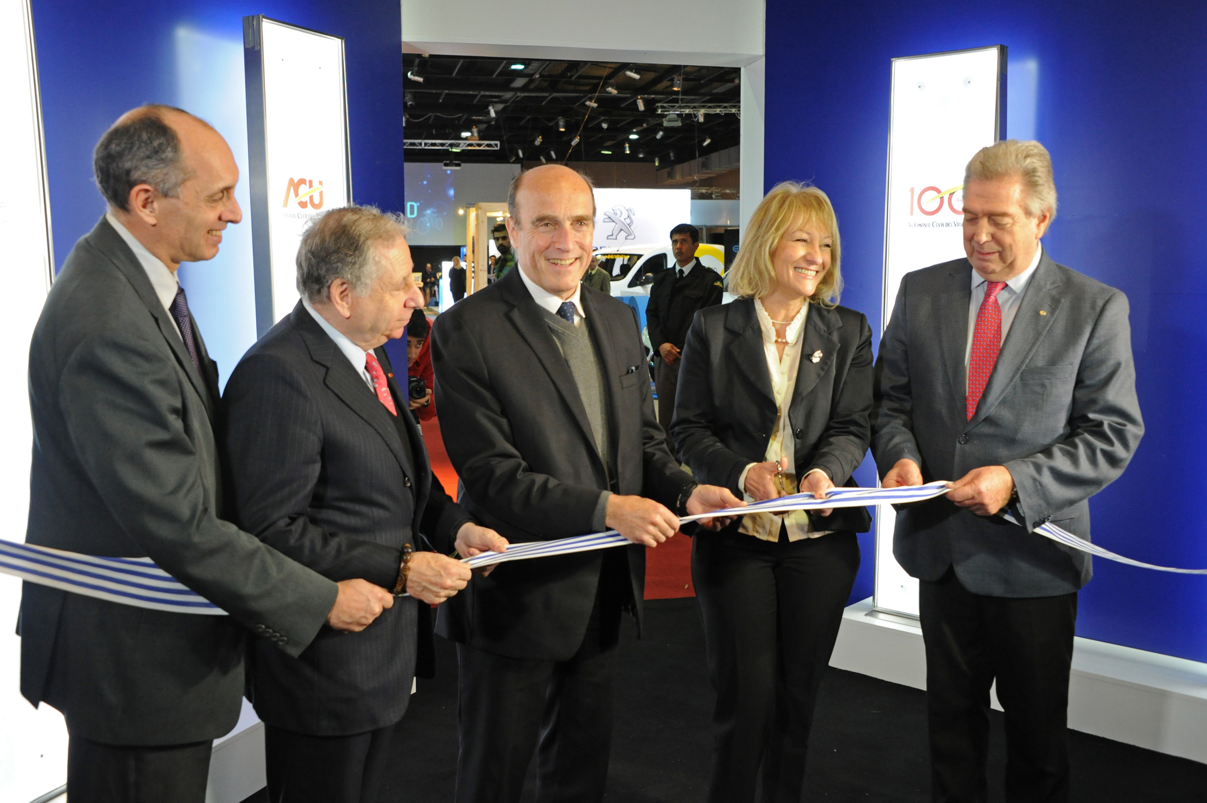 Autoridades durante el corte de cinta en inauguración del “Salón de movilidad eléctrica y ciudades inteligentes”
