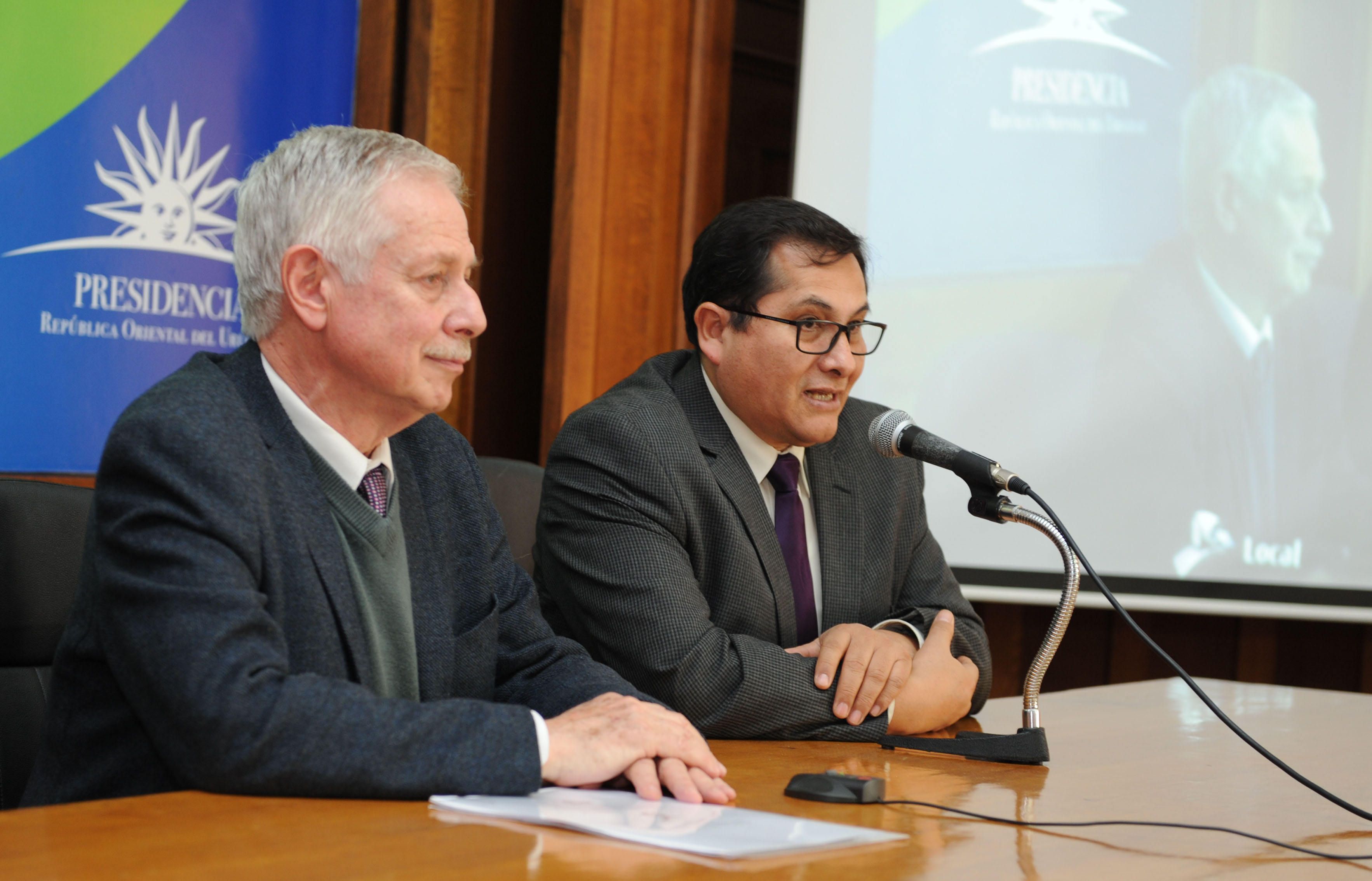 Ministro Jorge Basso junto al representante en Uruguay de la Organización Panamericana de la Salud, Giovanni Escalante