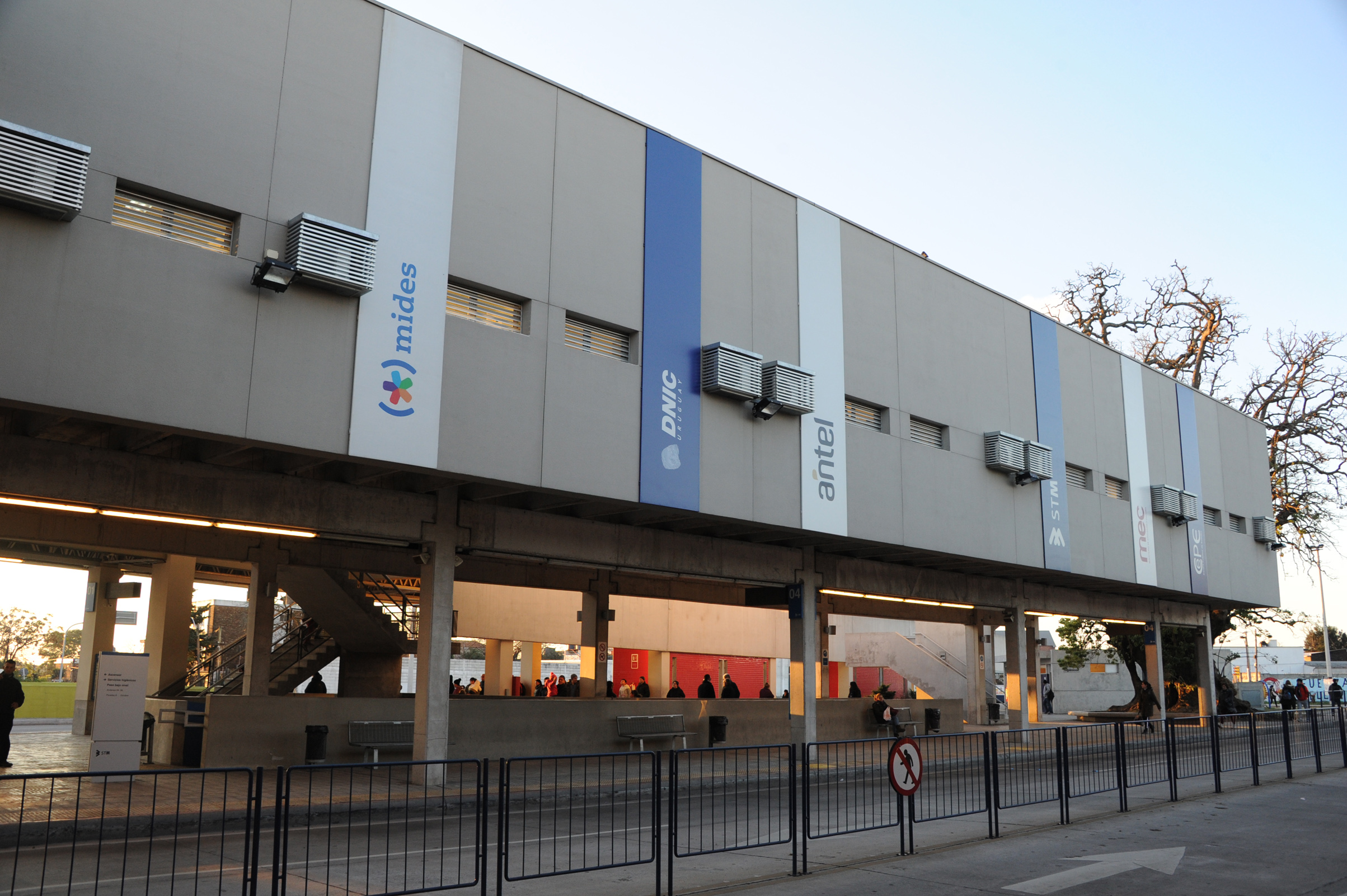 Locales de servicios en el intercambiador Belloni