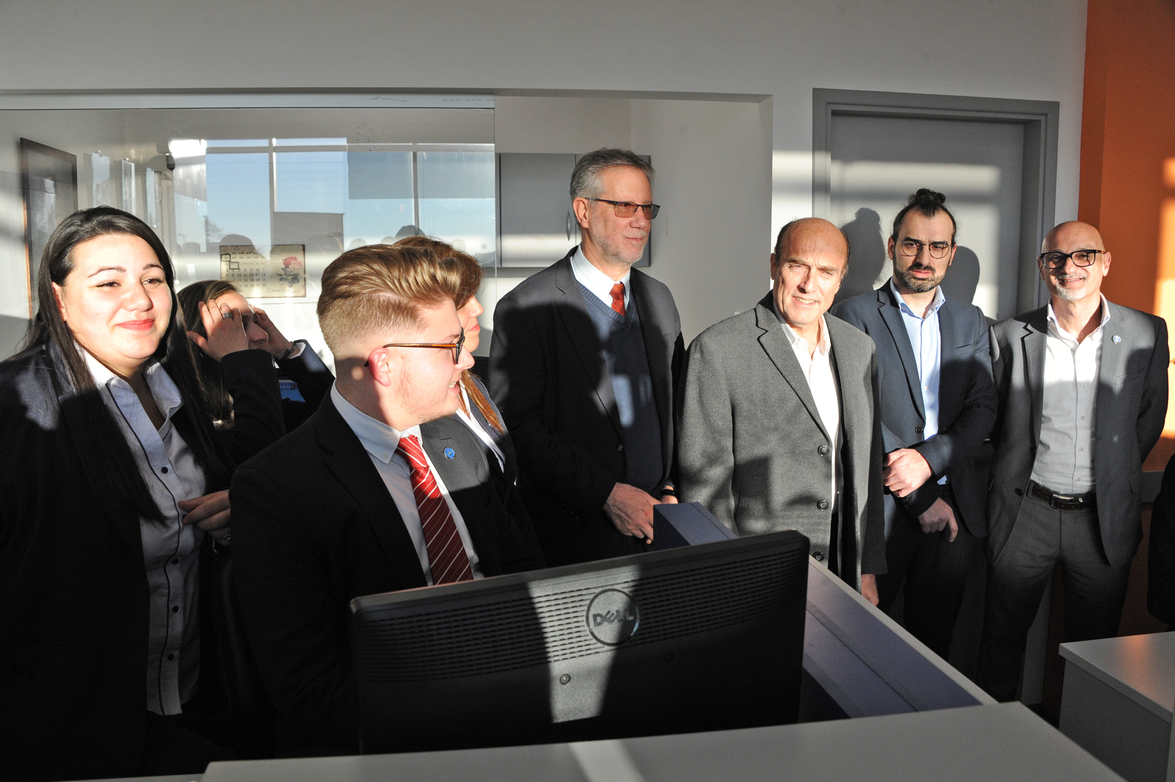 Autoridades presentes junto al personal que trabajará en el nuevo local de la DNIC en el intercambiador Belloni