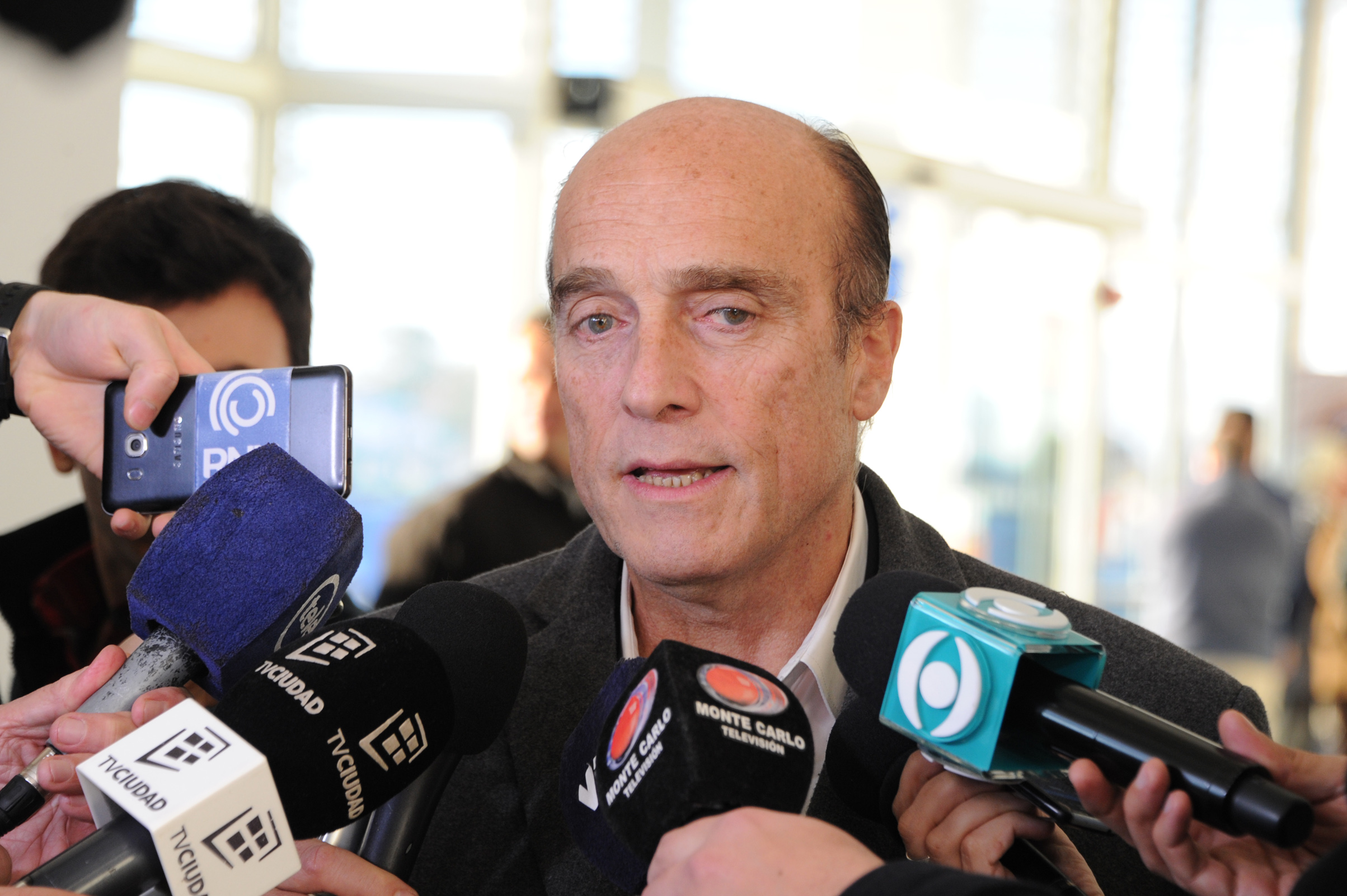 Intendente de Montevideo, Daniel Martínez, realizando declaraciones a la prensa