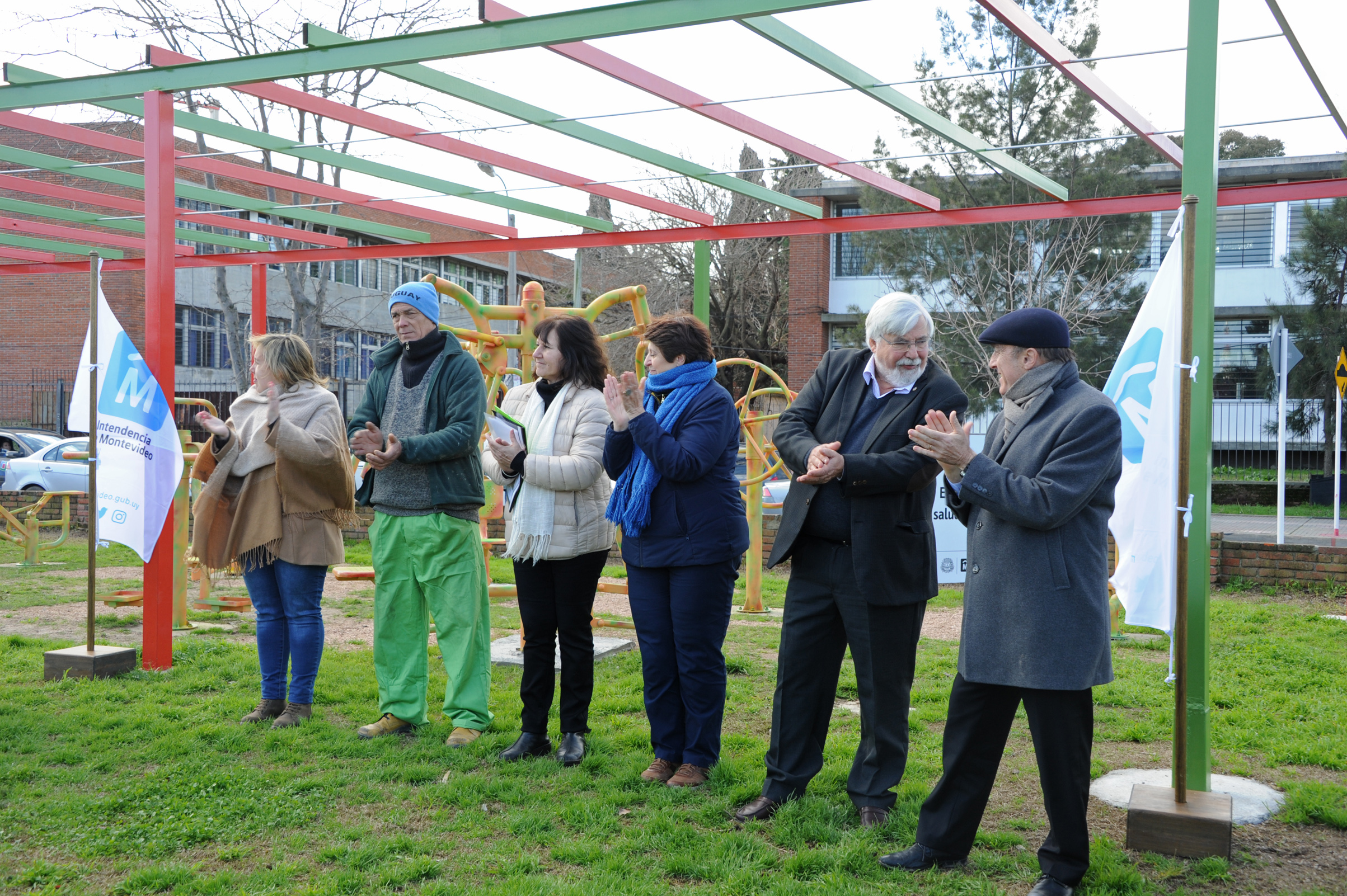 Autoridades al finalizar la oratoria en inauguración de las obras de refacción en la plaza de deportes n.º 12
