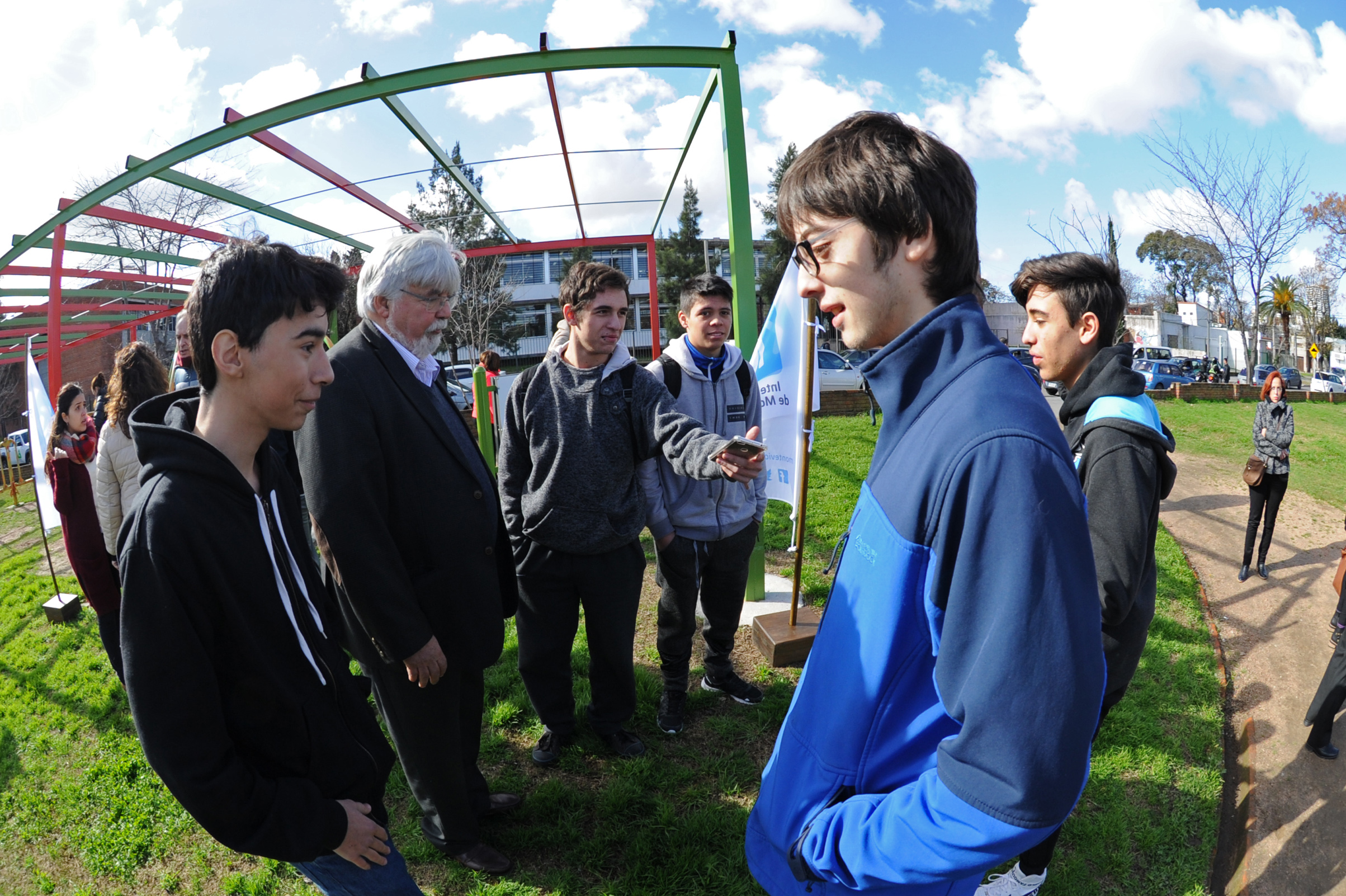 Ministro del Interior, Eduardo Bonomi, junto a jóvenes de la zona