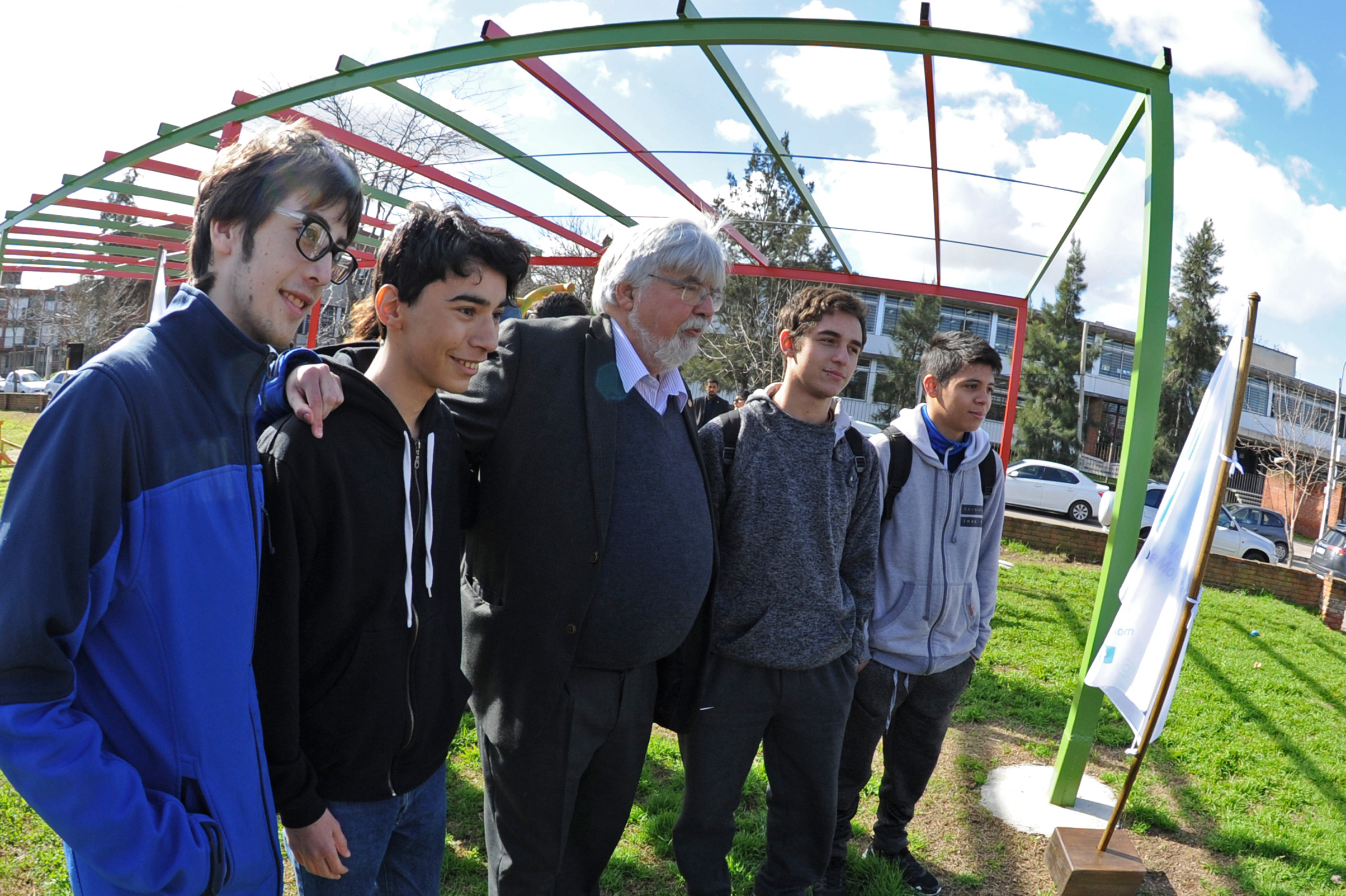Ministro del Interior, Eduardo Bonomi, junto a jóvenes de la zona