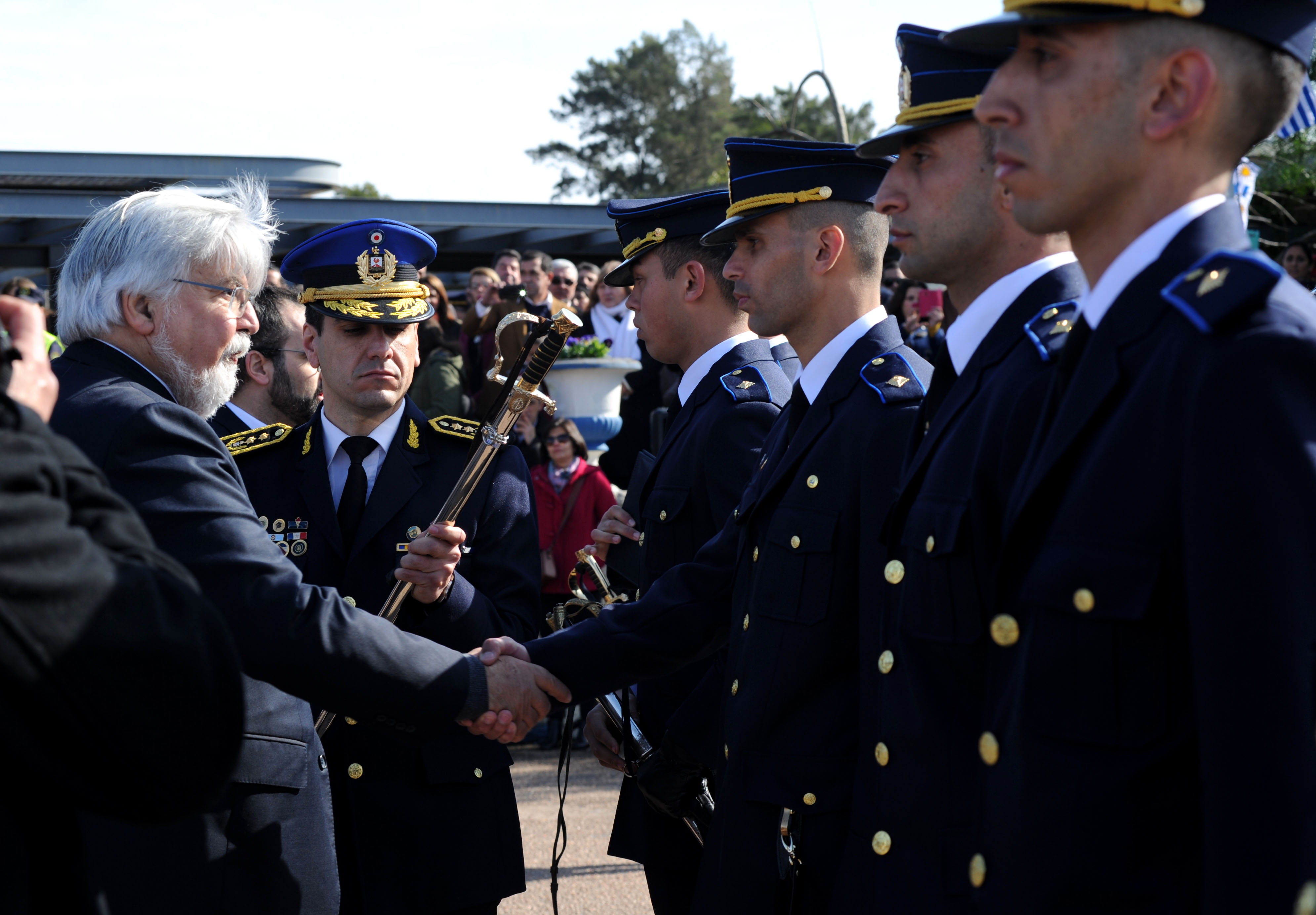 Ministro Bonomi en ceremonia de ingreso de 121 oficiales ayudantes