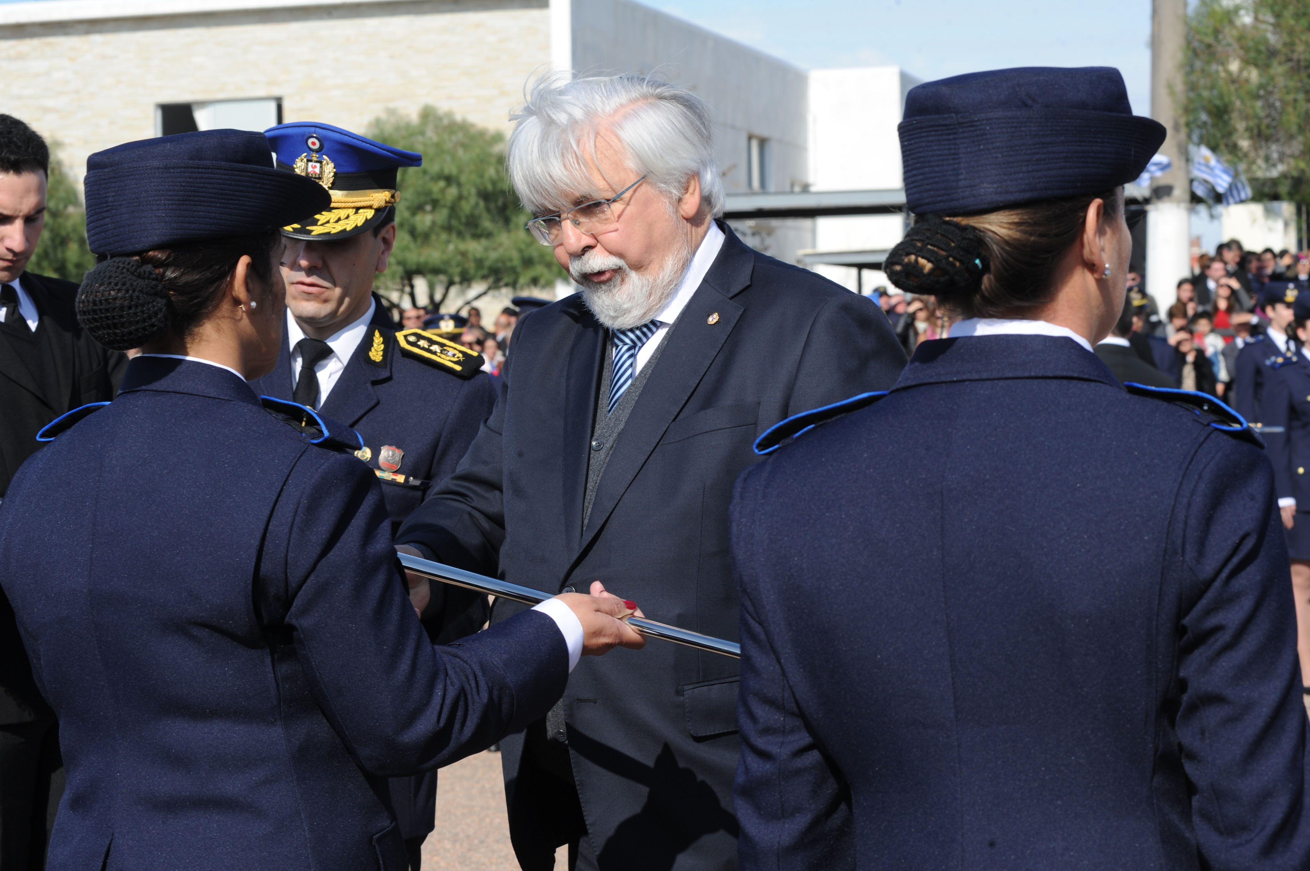 Ministro Bonomi en ceremonia de ingreso de 121 oficiales ayudantes