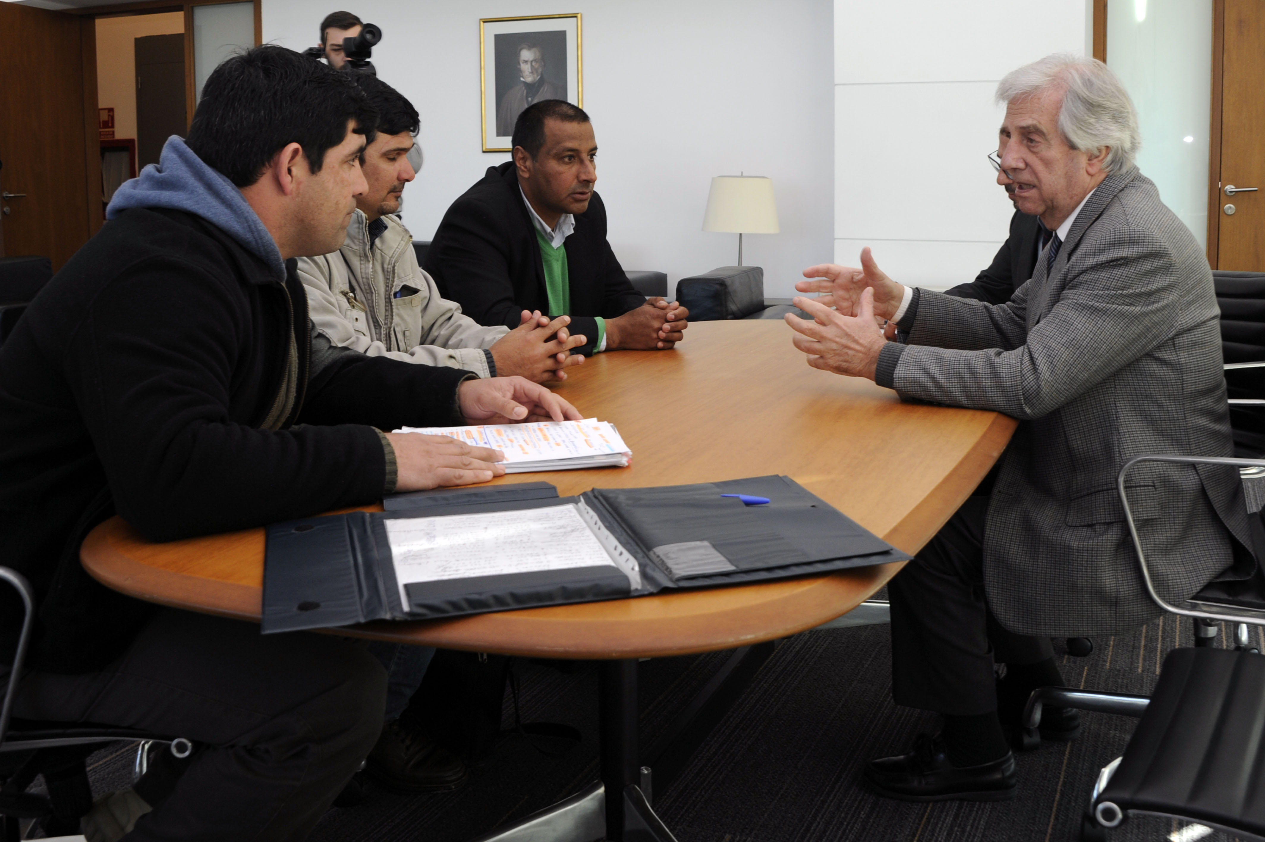 Presidente Tabaré Vázquez y prosecretario Juan Andrés Roballo reunidos con cooperativa de trabajo de Mercedes